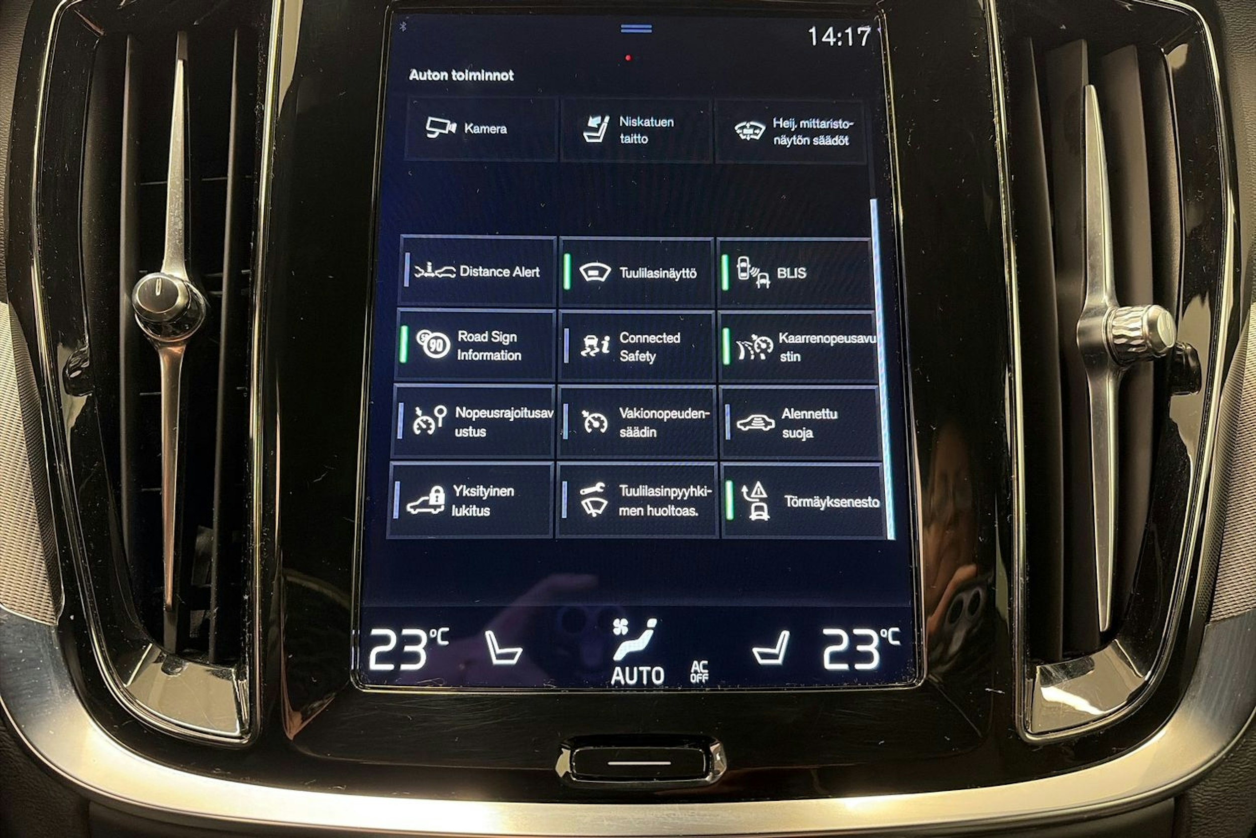 valkoinen Volvo V60 2021 kuva 26.