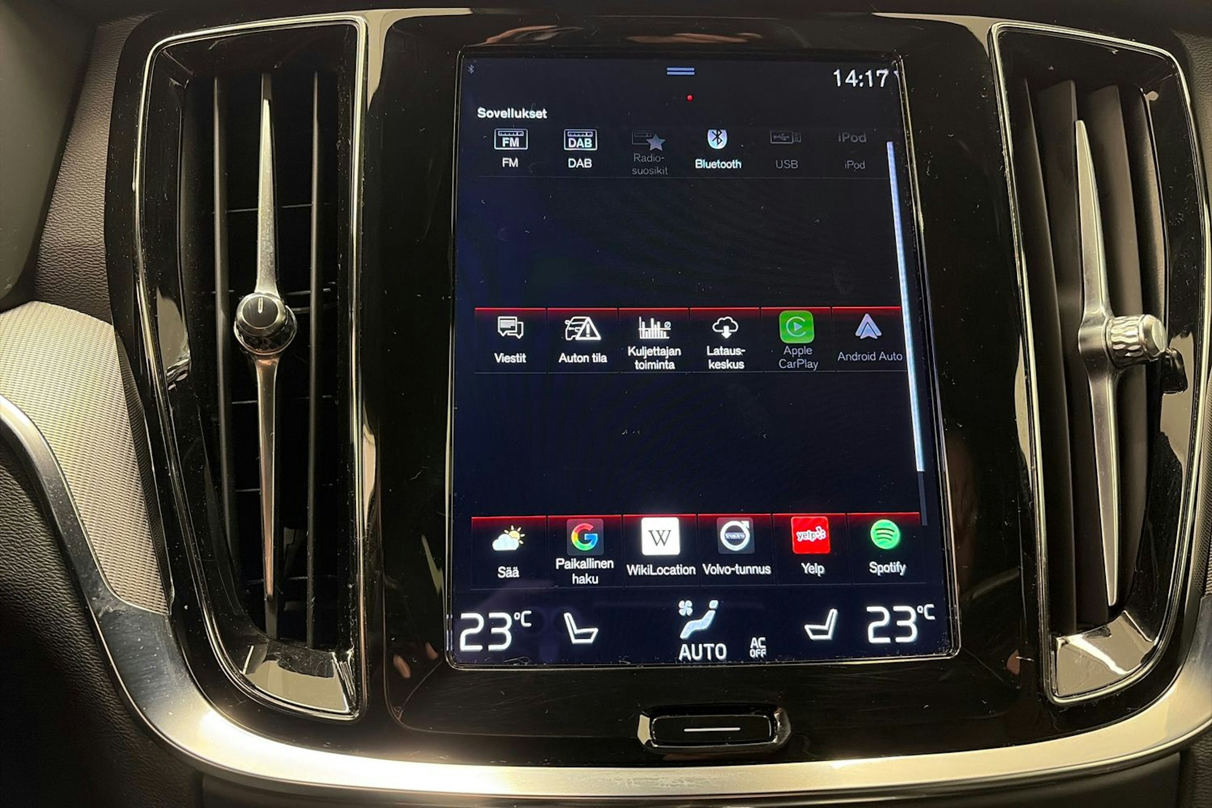 valkoinen Volvo V60 2021 kuva 27.