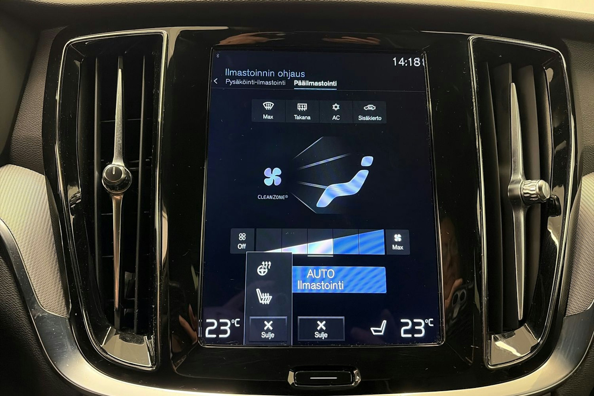 valkoinen Volvo V60 2021 kuva 28.