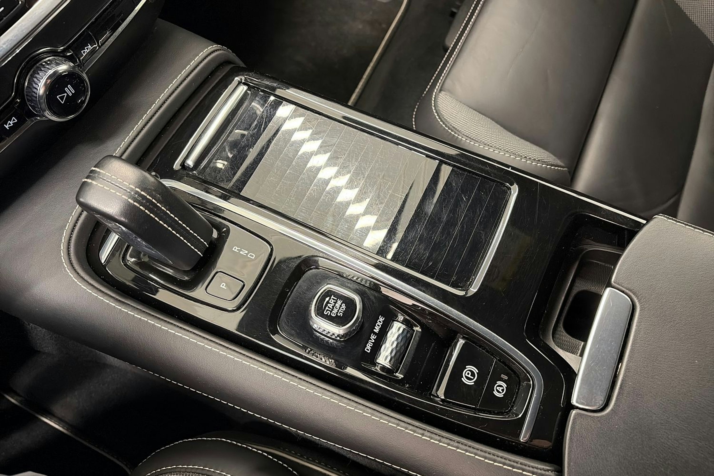 valkoinen Volvo V60 2021 kuva 30.