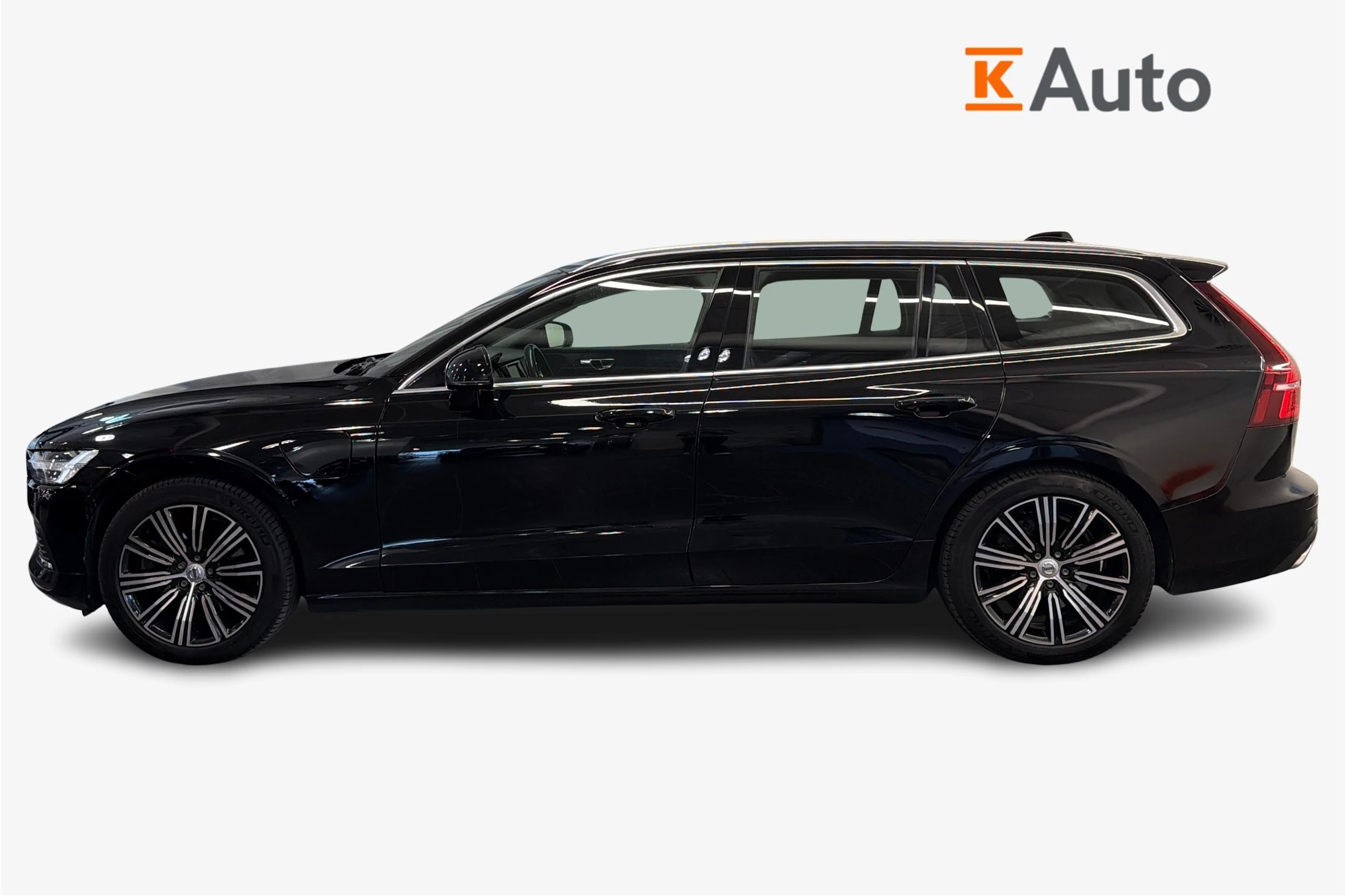 musta Volvo V60 2021 kuva 7.