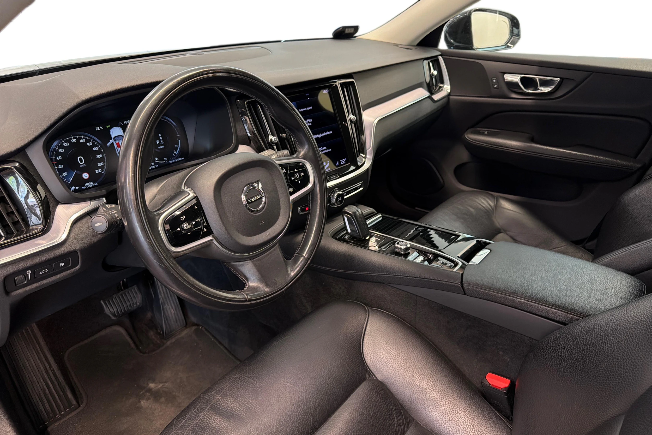 musta Volvo V60 2021 kuva 8.
