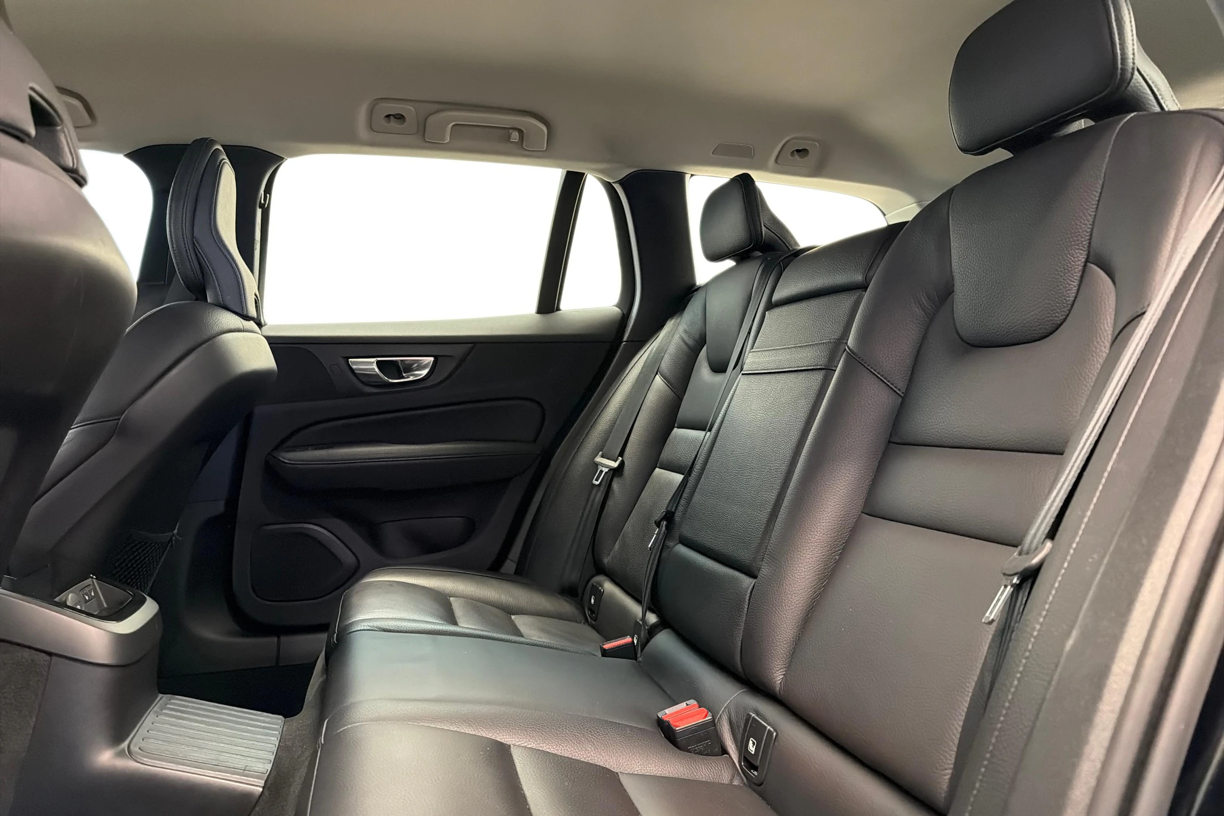 musta Volvo V60 2021 kuva 11.