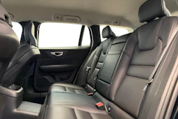 musta Volvo V60 2021 kuva 11.