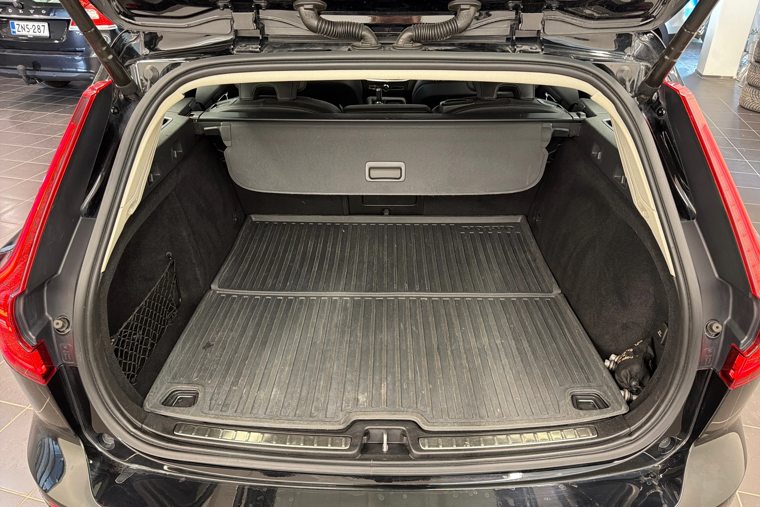 musta Volvo V60 2021 kuva 15.