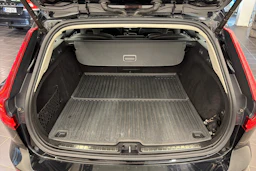 musta Volvo V60 2021 kuva 15.