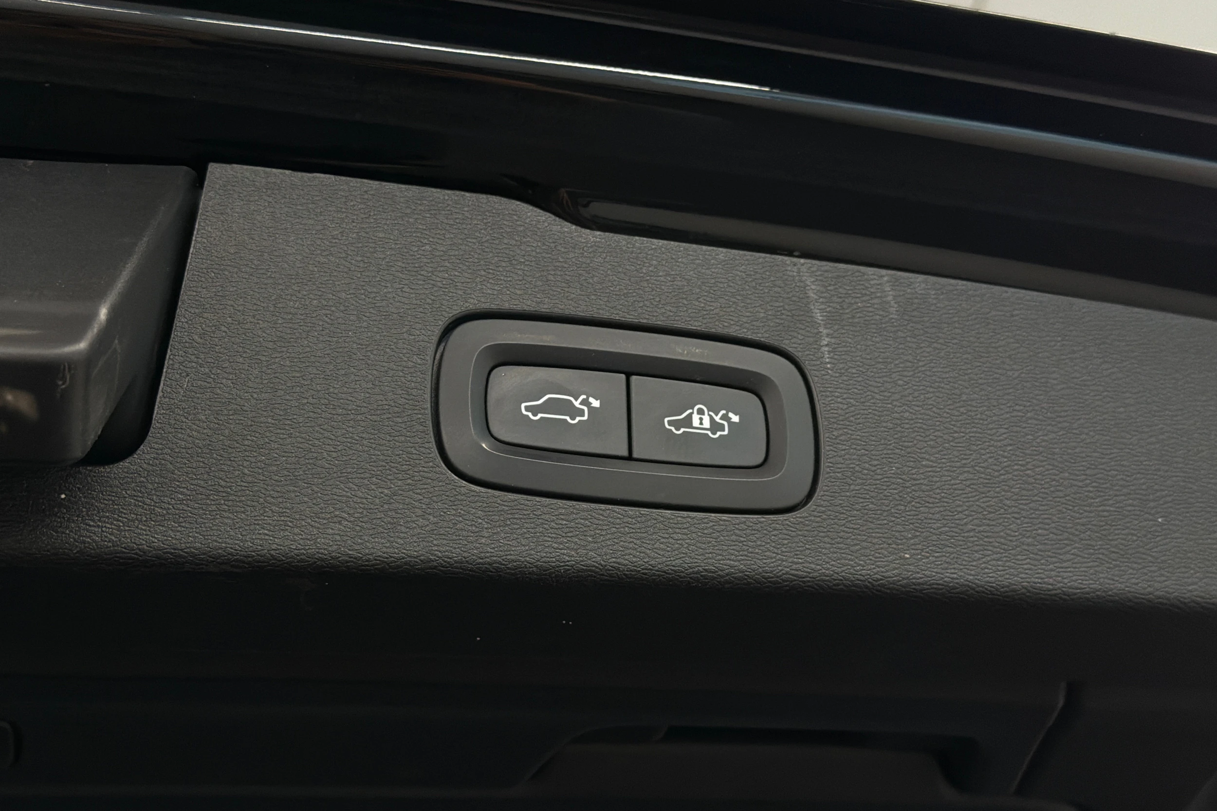 musta Volvo V60 2021 kuva 16.
