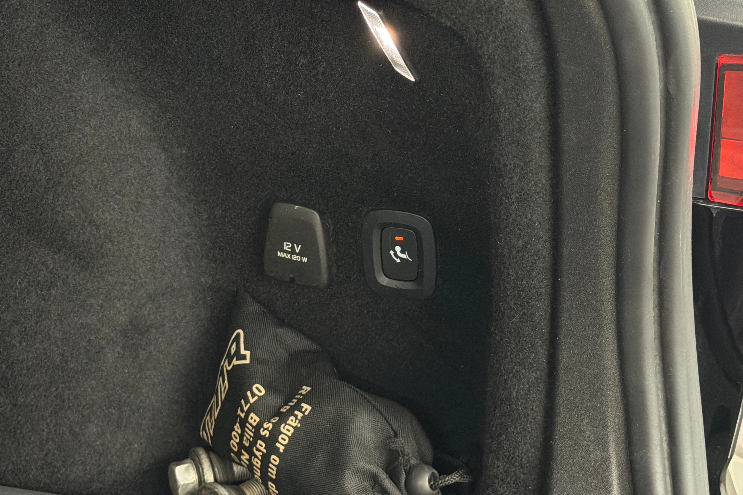 musta Volvo V60 2021 kuva 17.