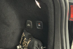 musta Volvo V60 2021 kuva 17.
