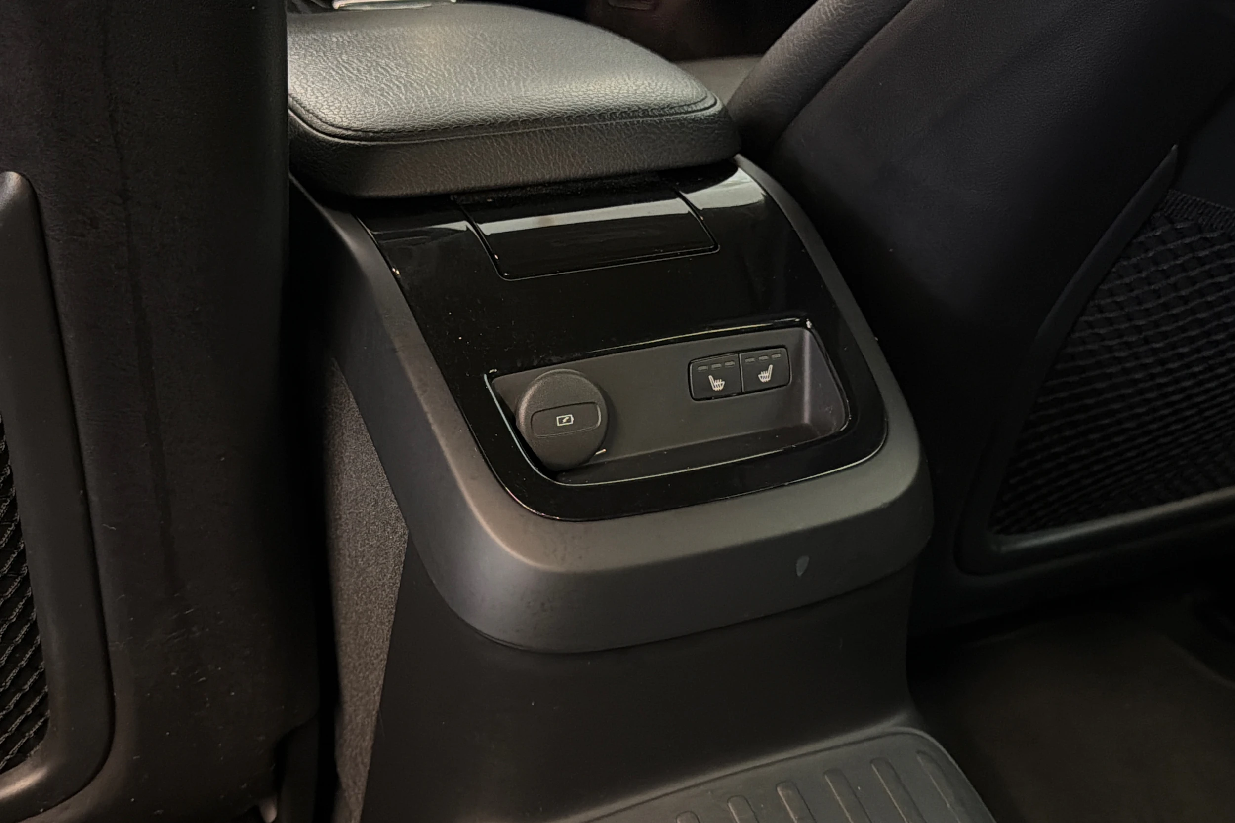 musta Volvo V60 2021 kuva 19.
