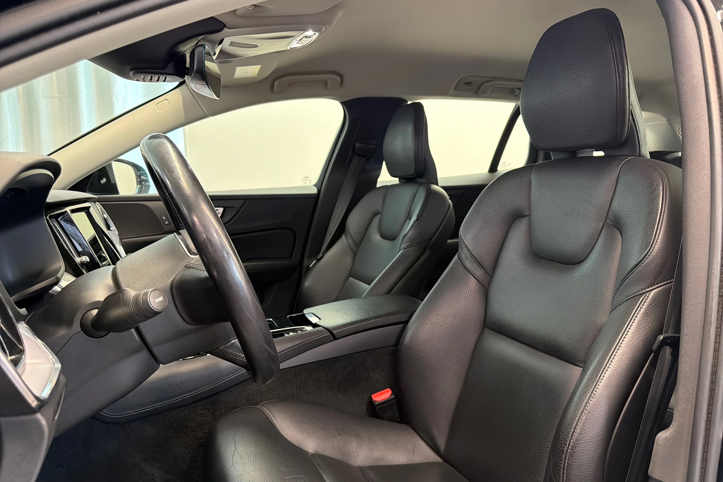 musta Volvo V60 2021 kuva 20.