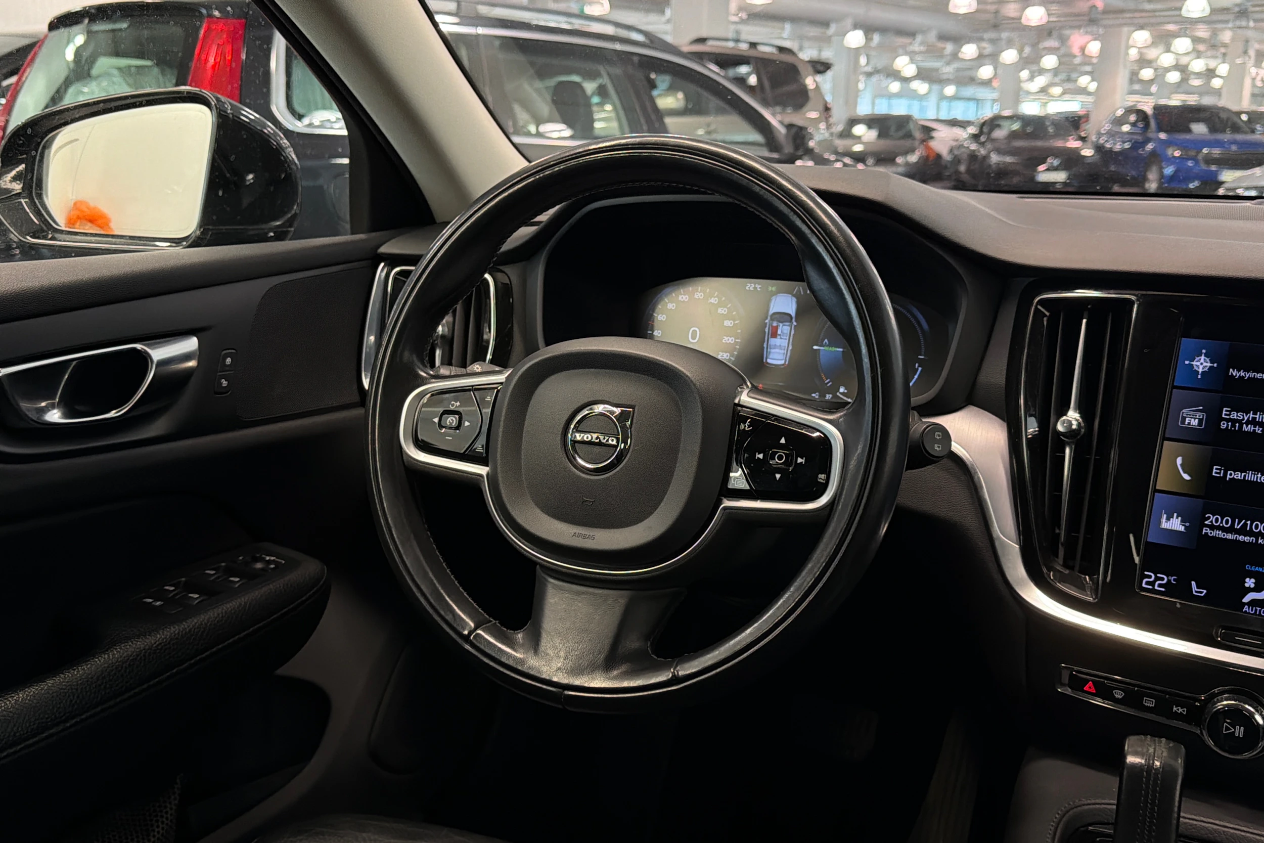 musta Volvo V60 2021 kuva 21.