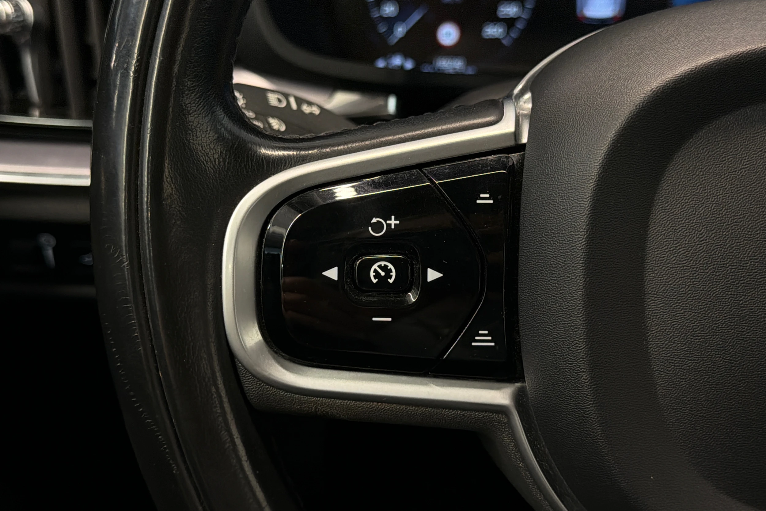 musta Volvo V60 2021 kuva 22.
