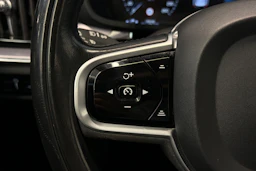 musta Volvo V60 2021 kuva 22.