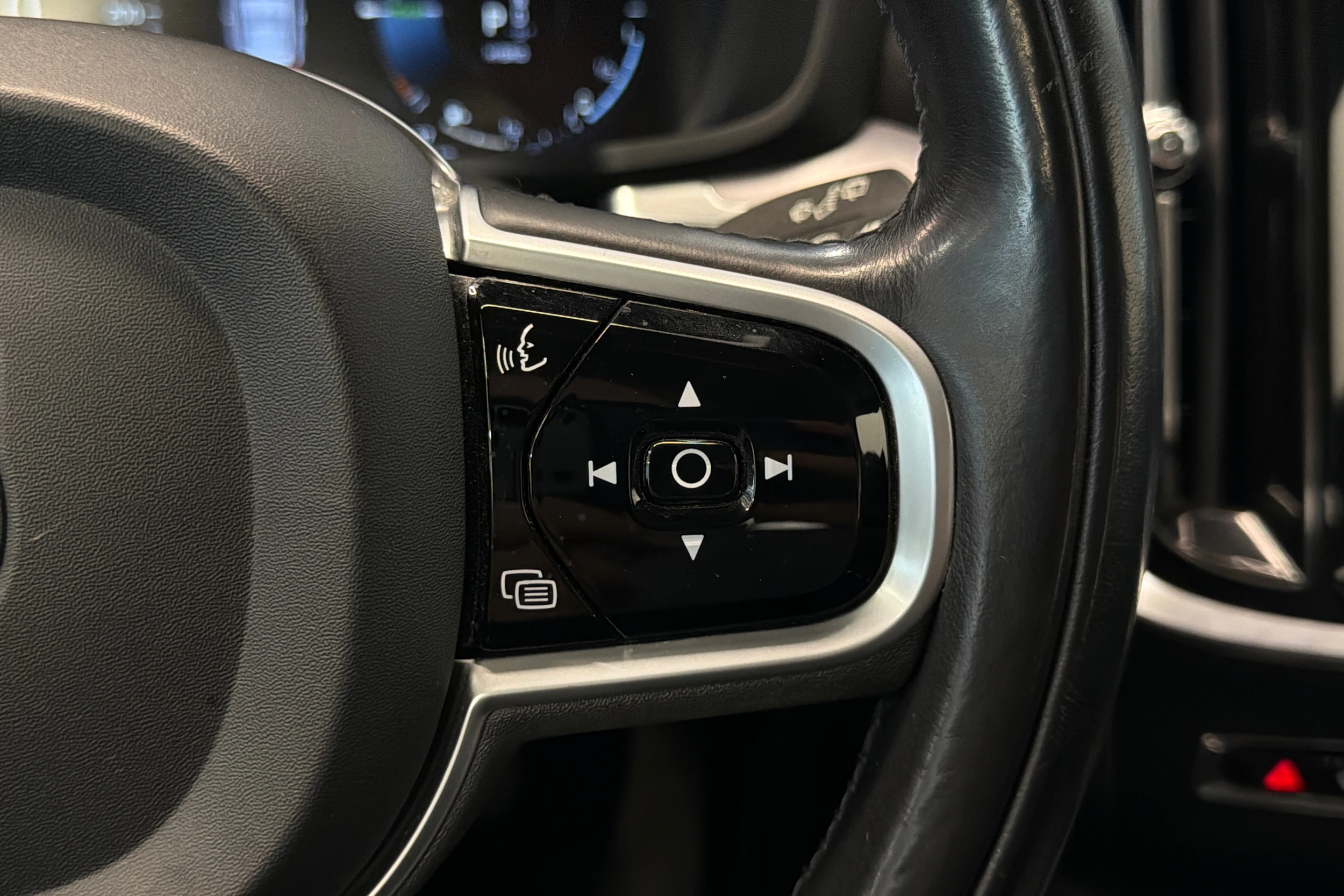 musta Volvo V60 2021 kuva 23.