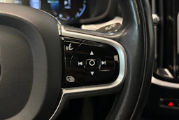 musta Volvo V60 2021 kuva 23.
