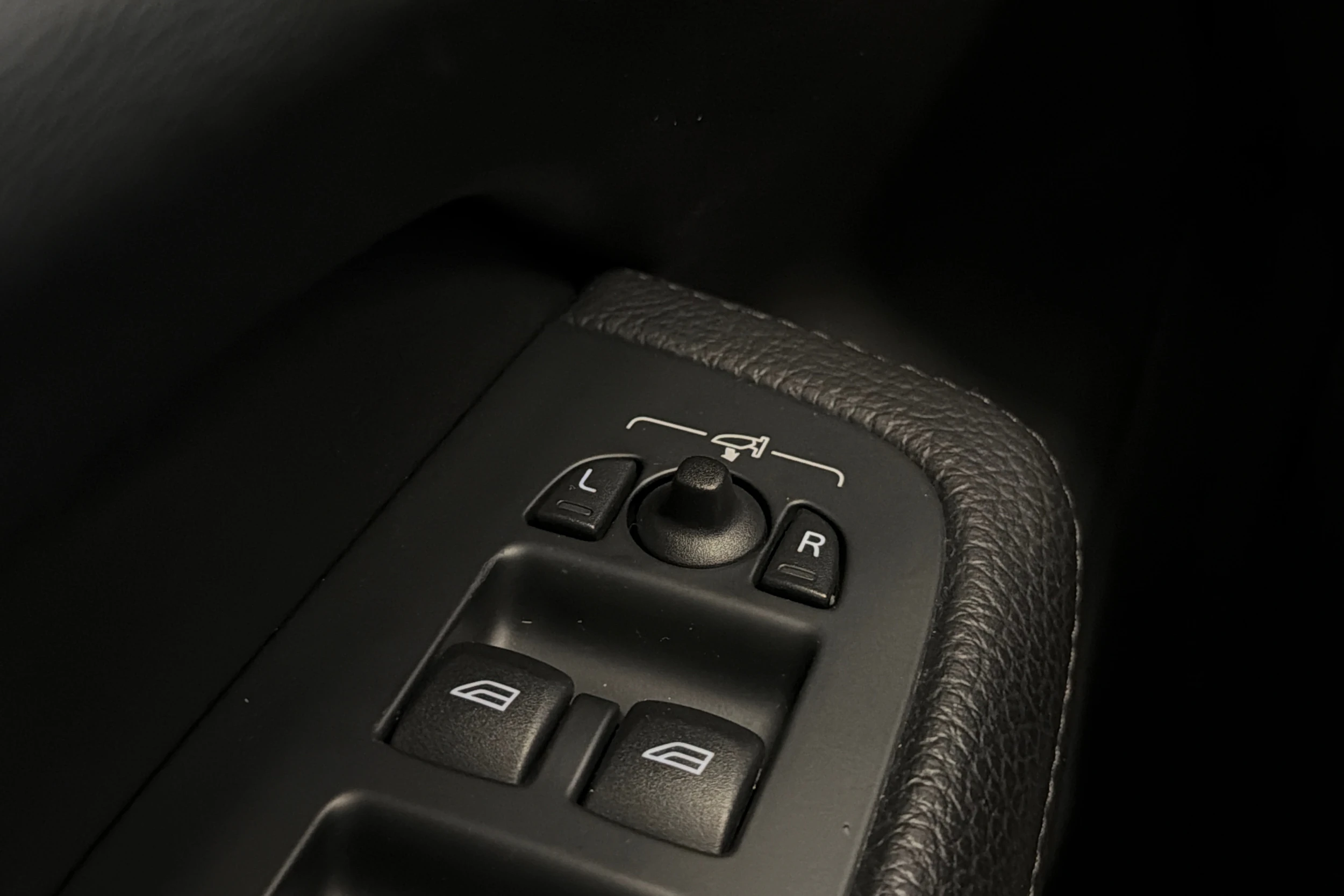 musta Volvo V60 2021 kuva 26.