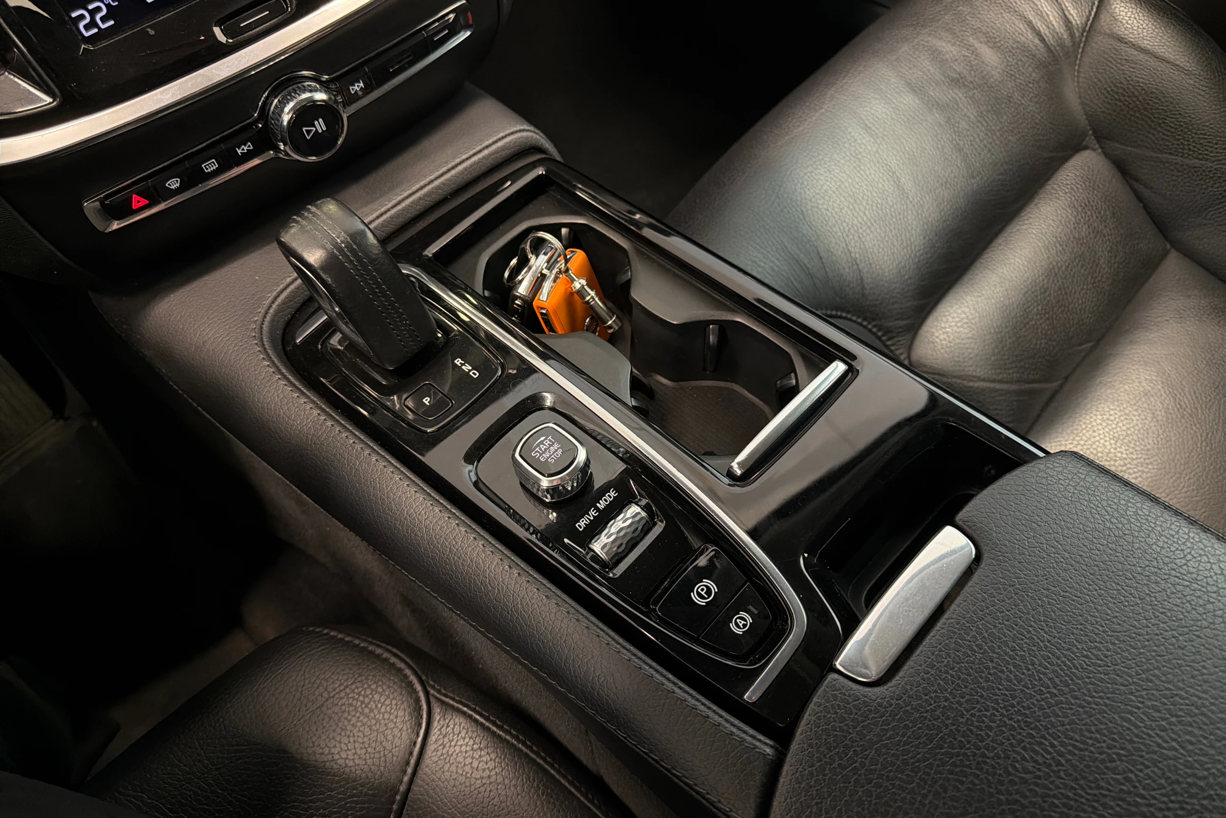 musta Volvo V60 2021 kuva 27.