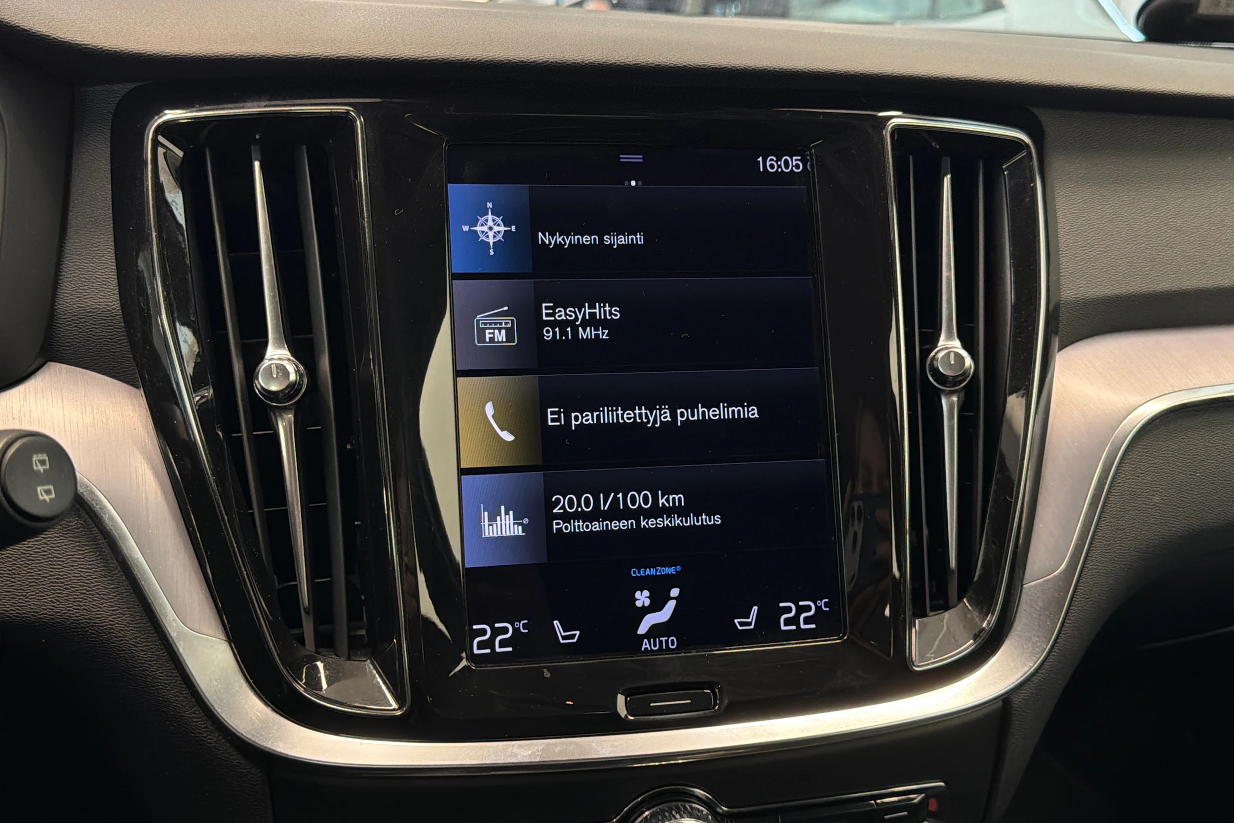 musta Volvo V60 2021 kuva 29.