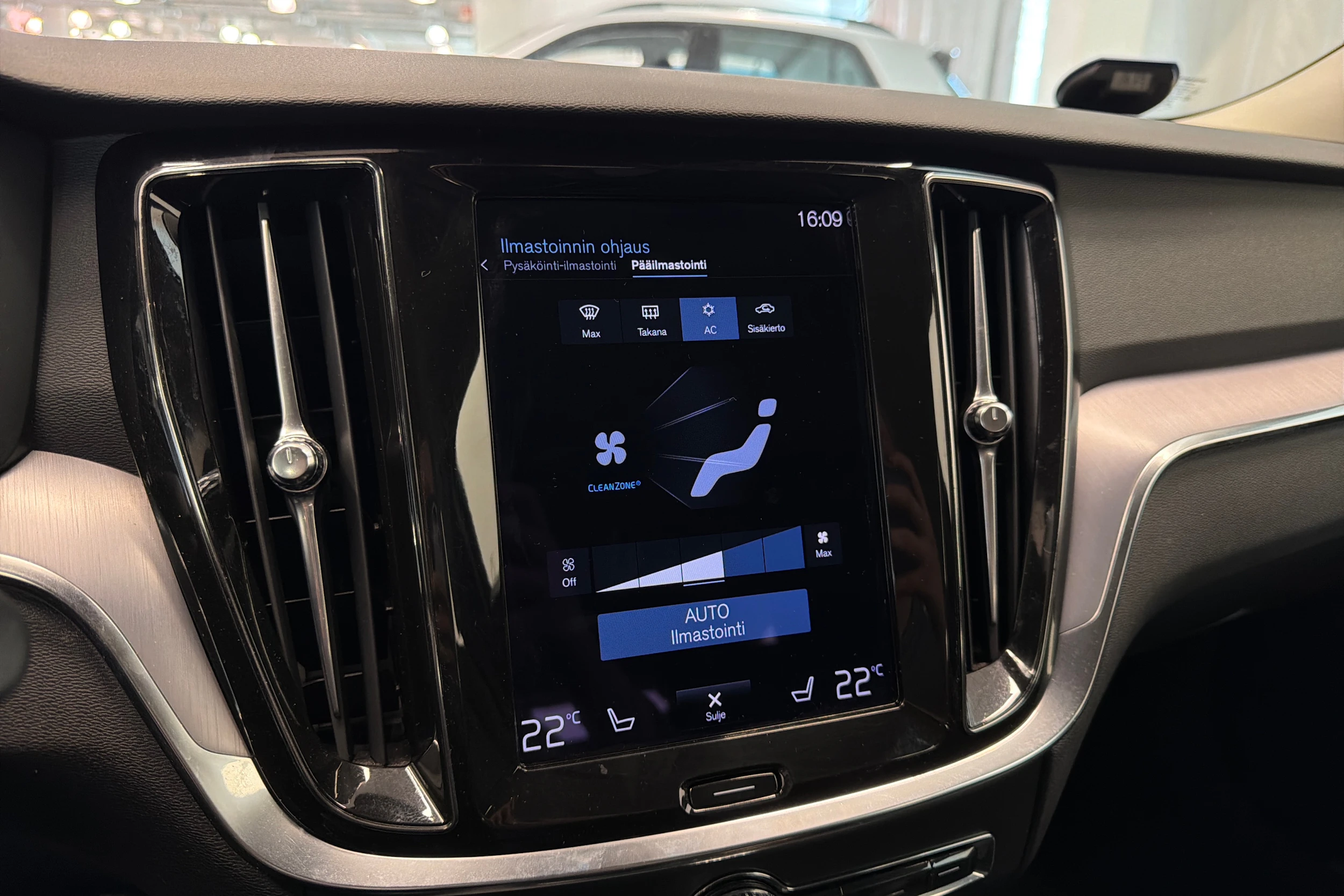musta Volvo V60 2021 kuva 33.