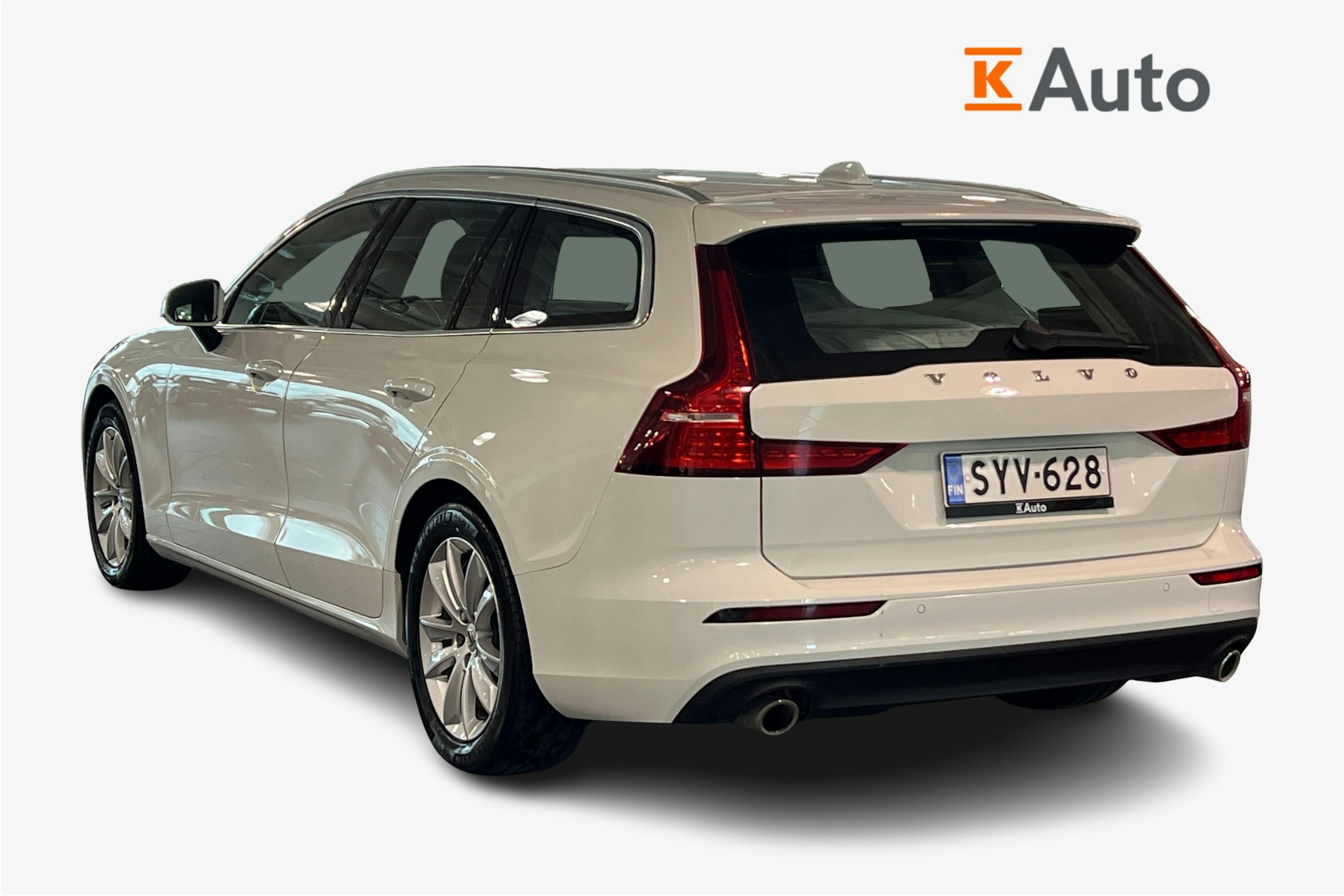 valkoinen Volvo V60 2021 kuva 2.