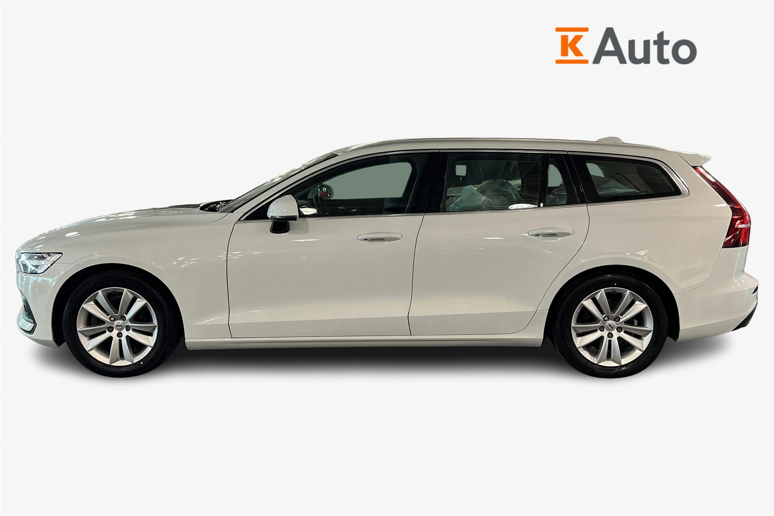 valkoinen Volvo V60 2021 kuva 6.