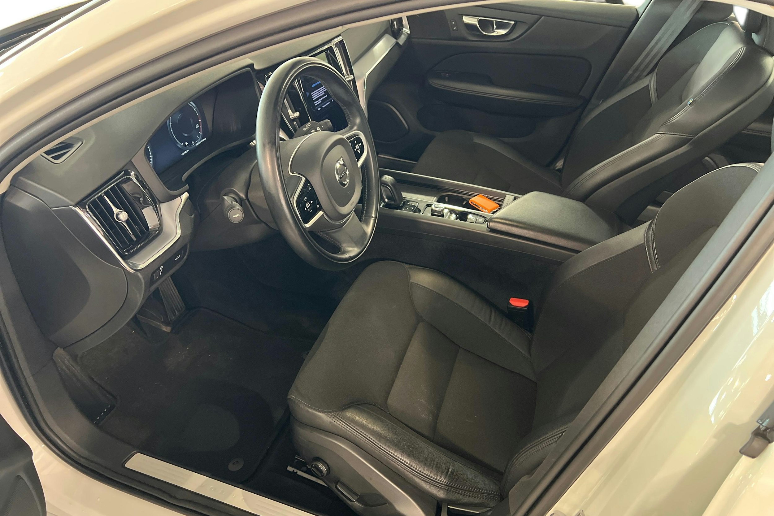 valkoinen Volvo V60 2021 kuva 7.