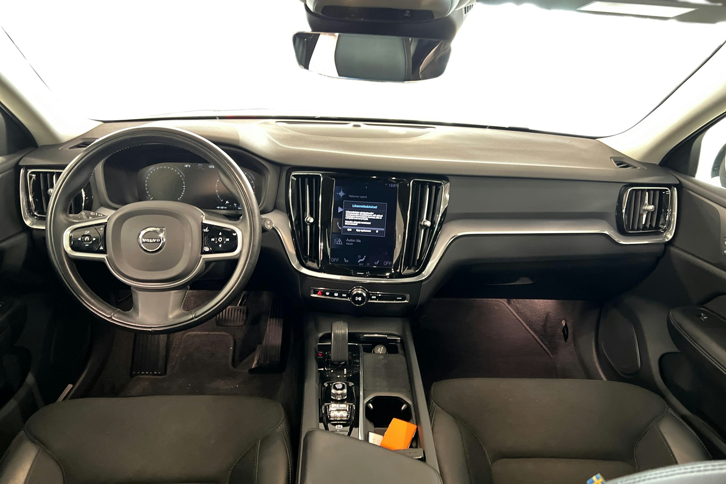 valkoinen Volvo V60 2021 kuva 9.
