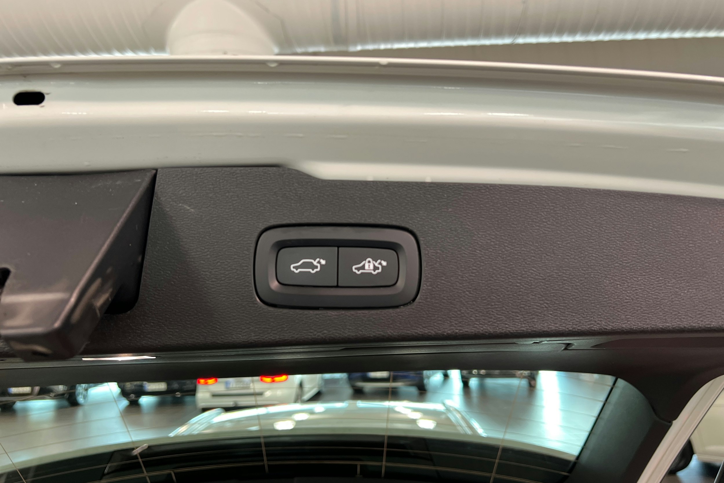 valkoinen Volvo V60 2021 kuva 15.