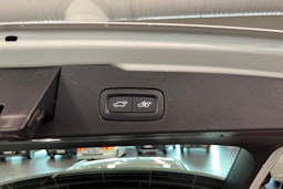 valkoinen Volvo V60 2021 kuva 15.