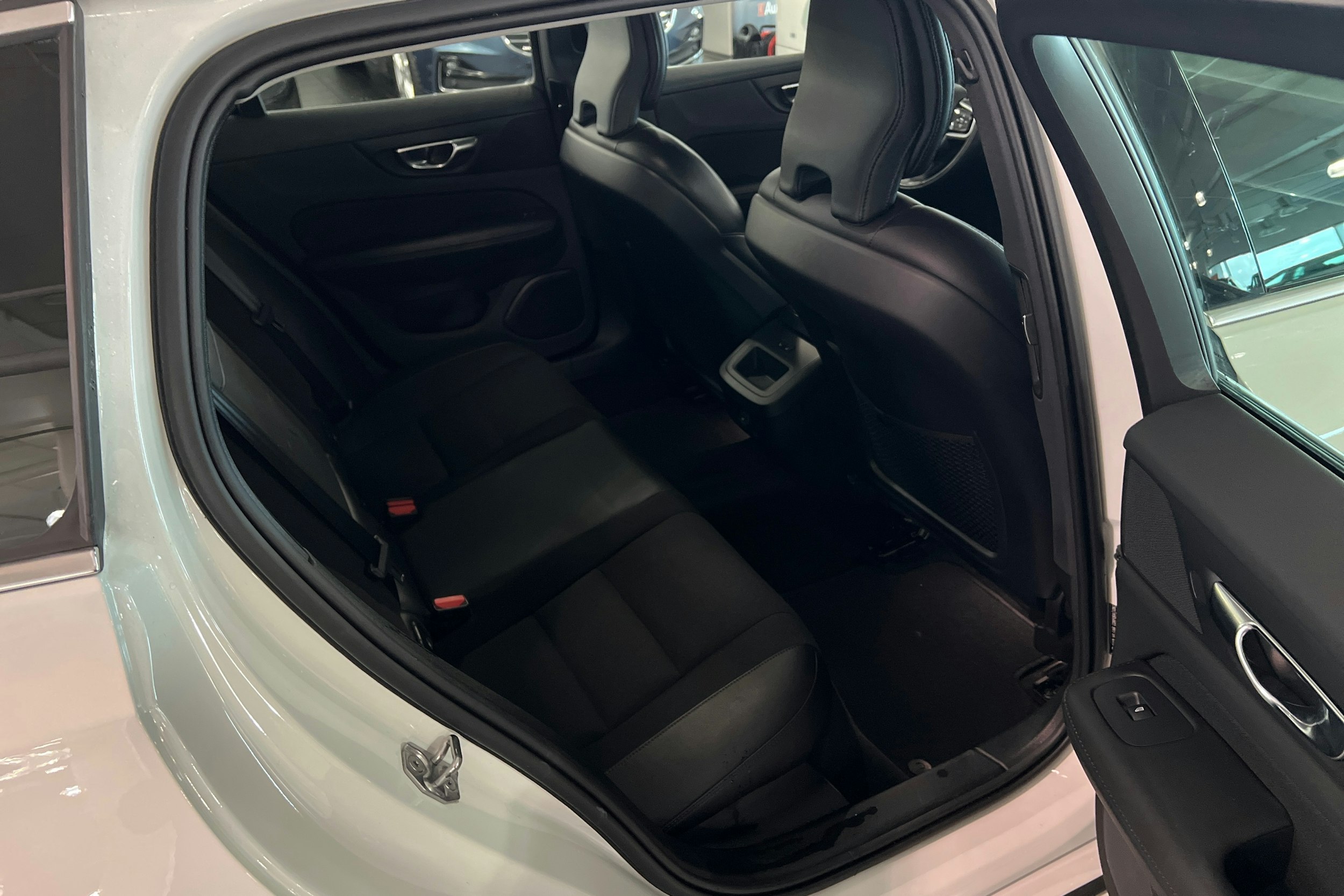 valkoinen Volvo V60 2021 kuva 16.