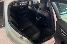 valkoinen Volvo V60 2021 kuva 16.