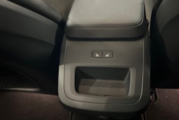 valkoinen Volvo V60 2021 kuva 17.