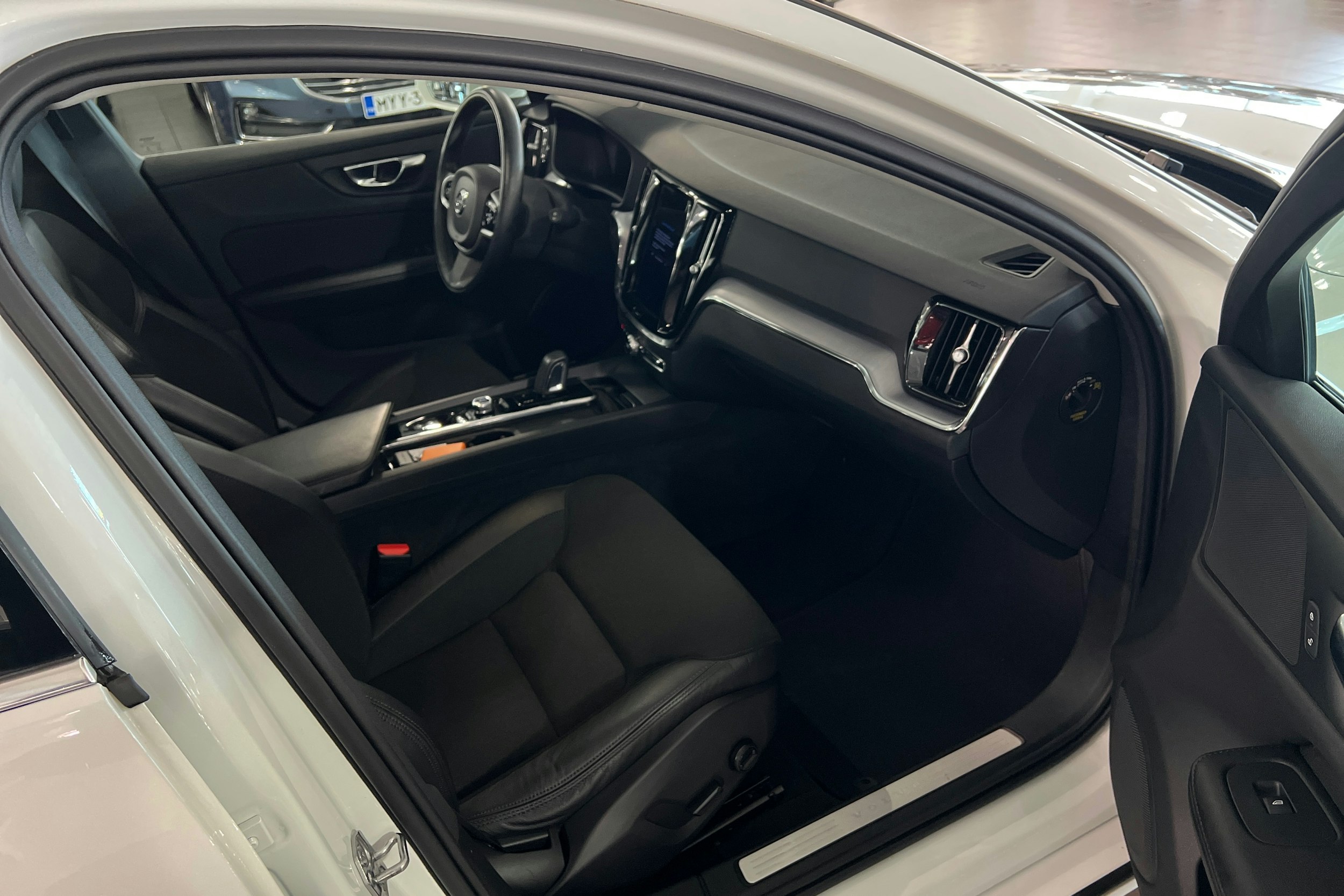 valkoinen Volvo V60 2021 kuva 18.