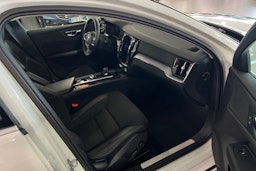valkoinen Volvo V60 2021 kuva 18.