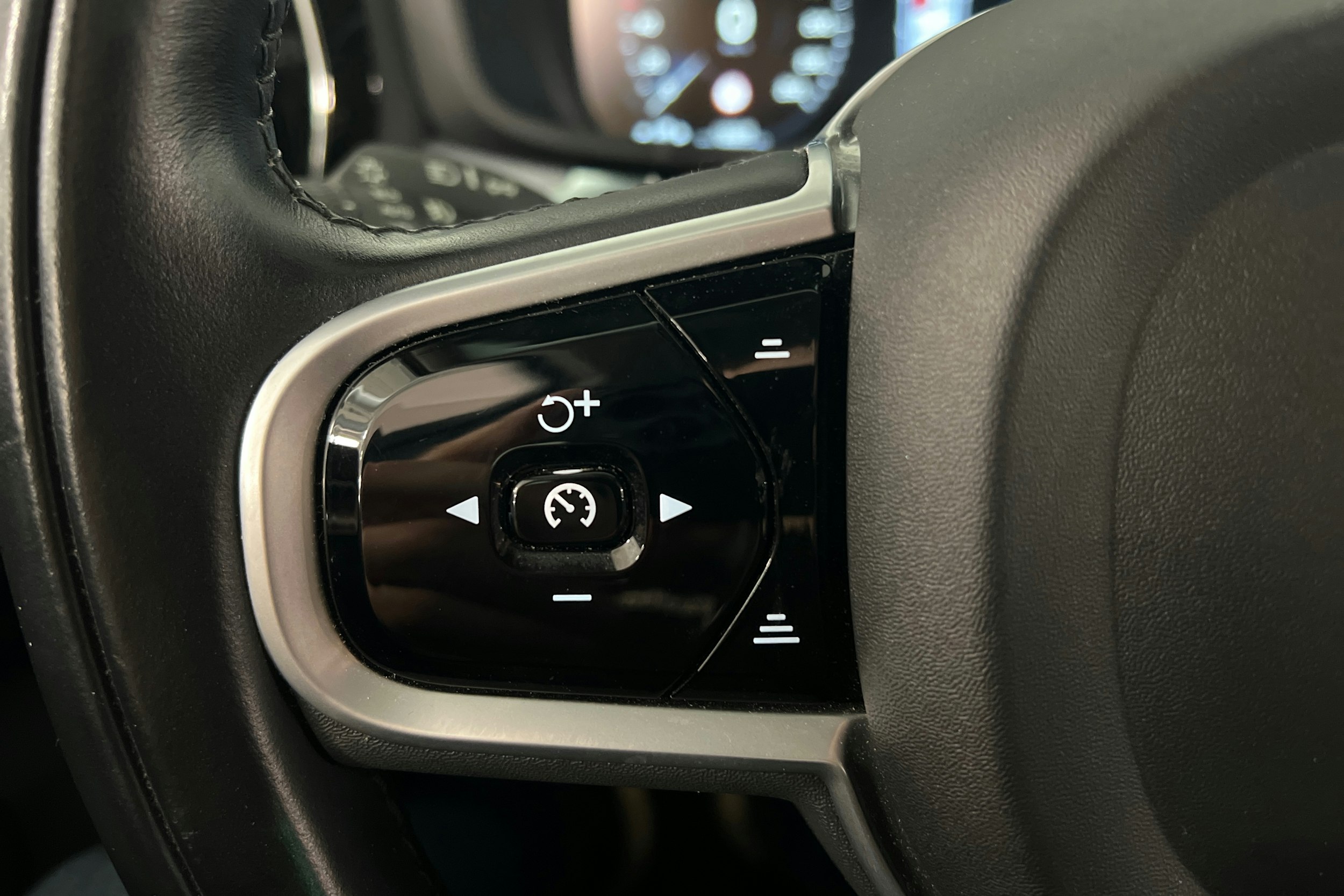 valkoinen Volvo V60 2021 kuva 20.