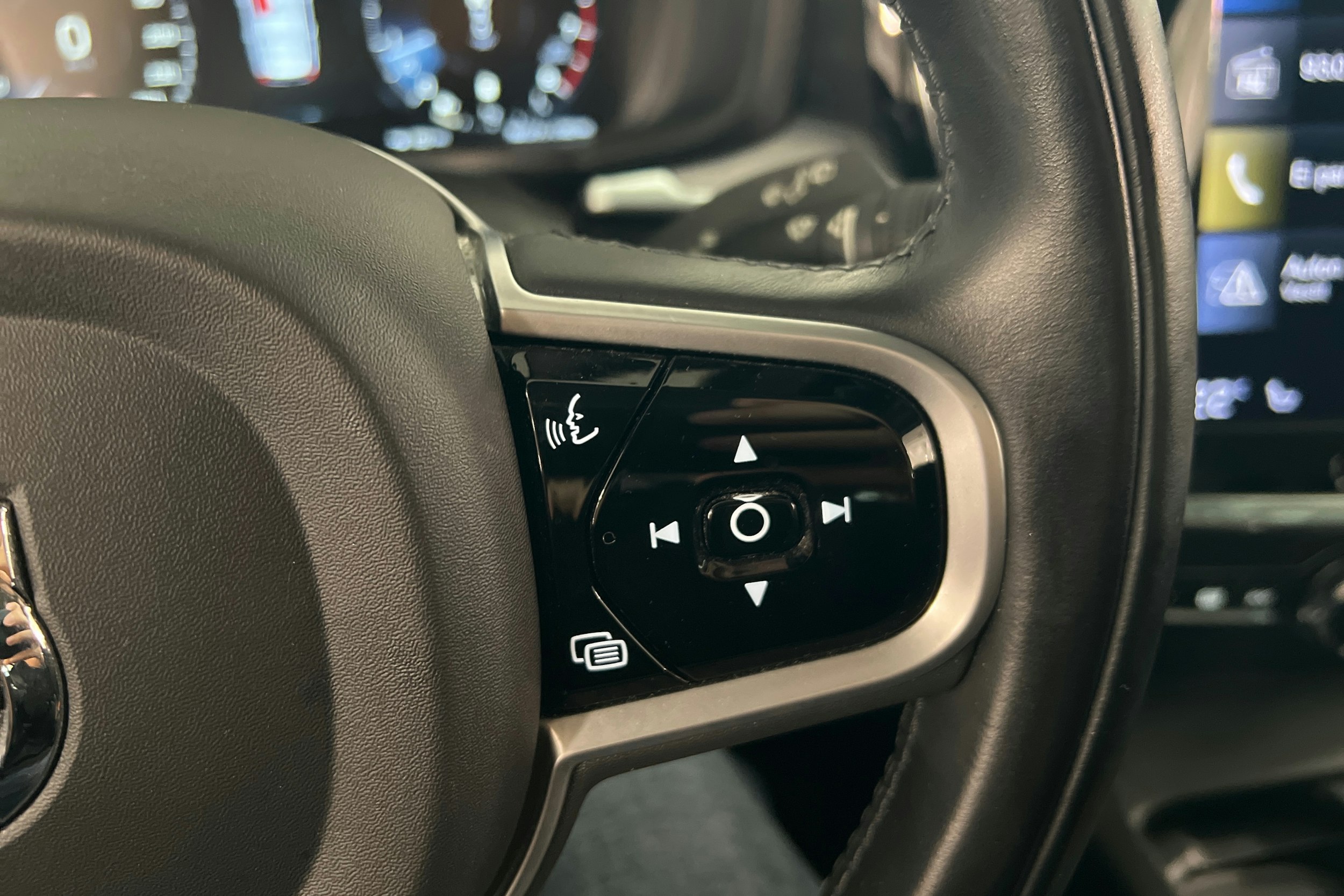 valkoinen Volvo V60 2021 kuva 21.