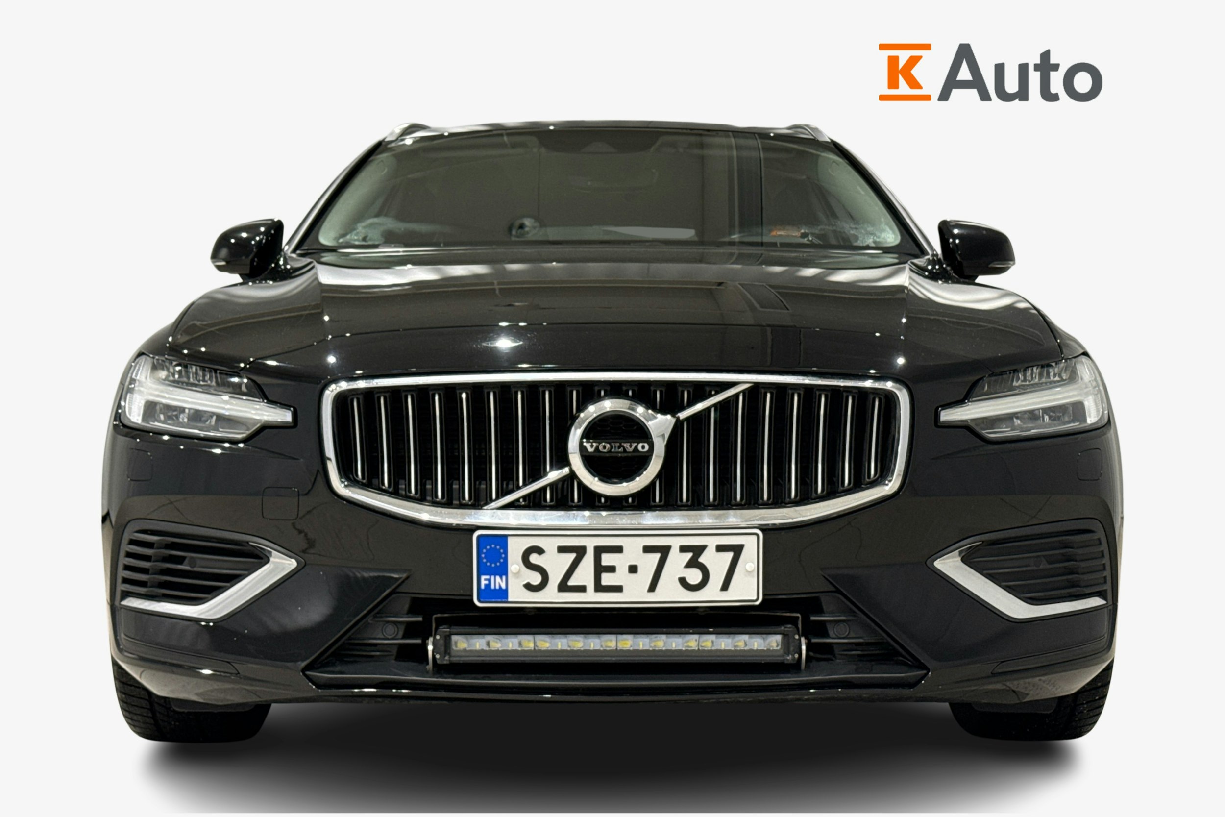 musta Volvo V60 2021 kuva 4.