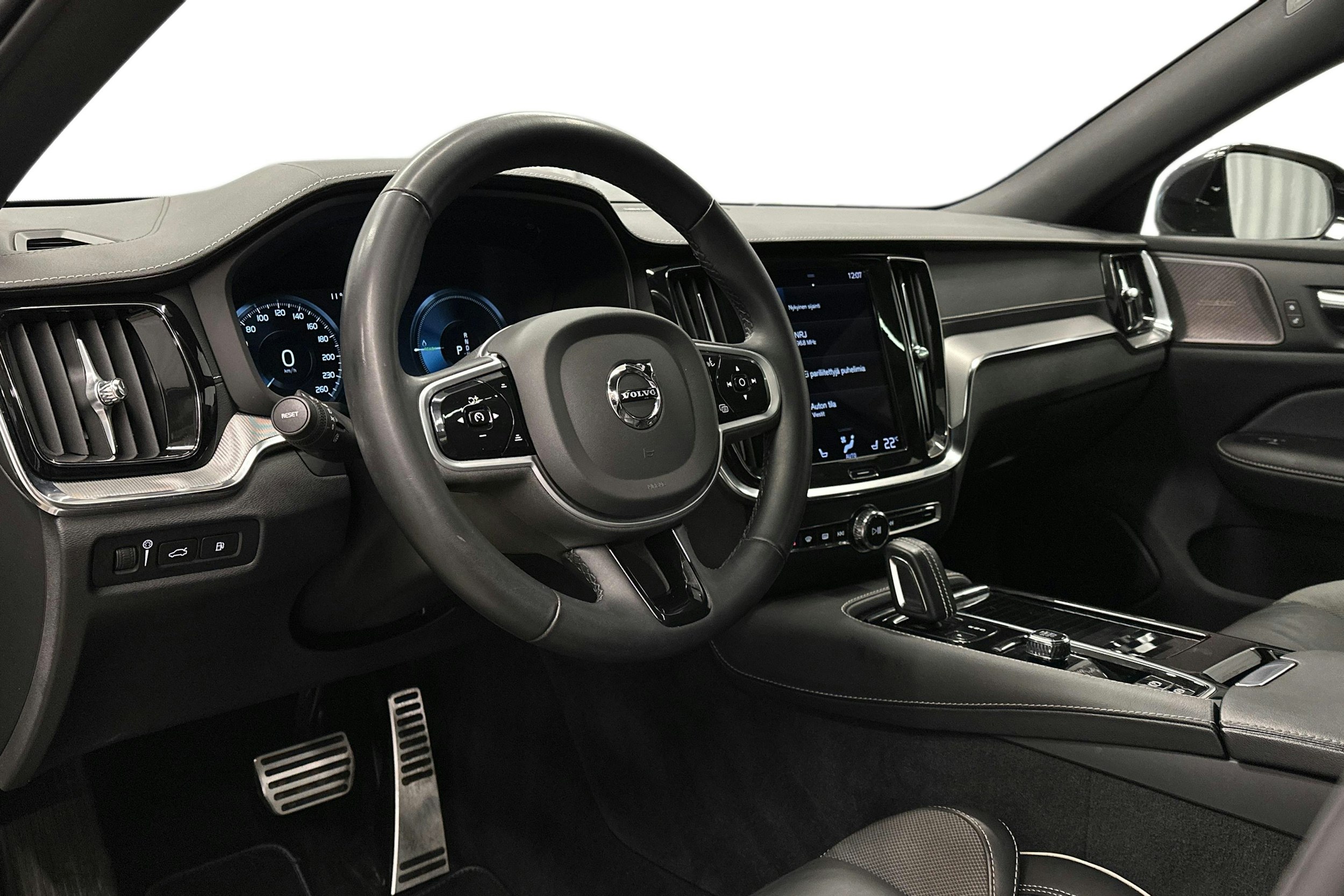 harmaa Volvo V60 2022 kuva 7.