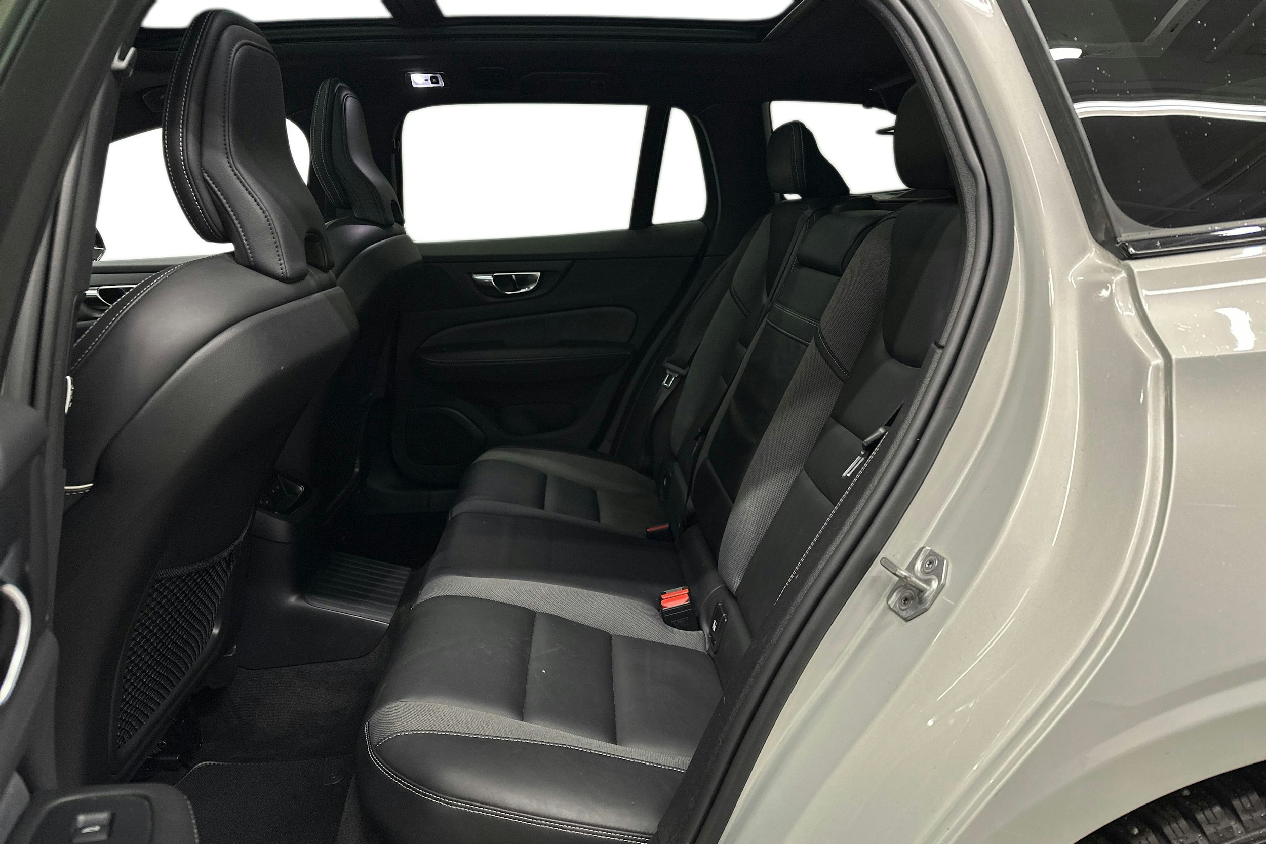harmaa Volvo V60 2022 kuva 10.