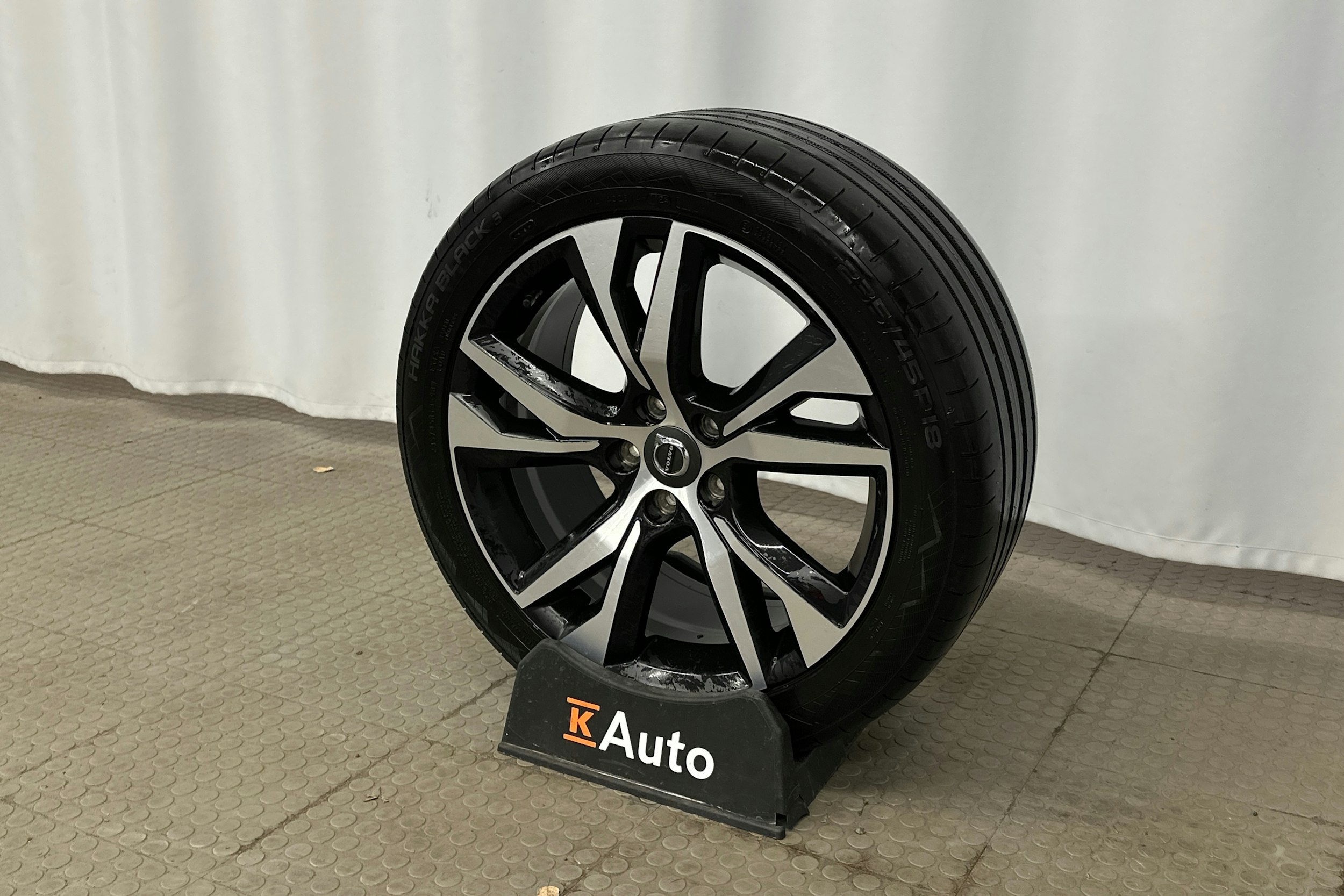 harmaa Volvo V60 2022 kuva 13.