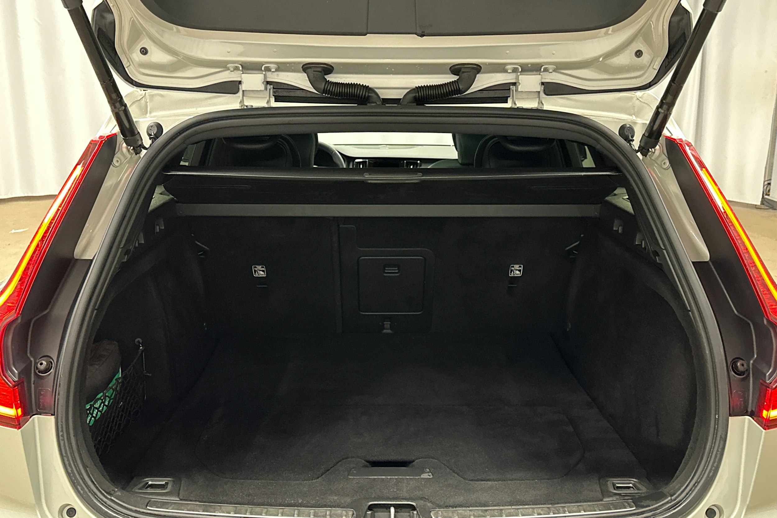 harmaa Volvo V60 2022 kuva 14.