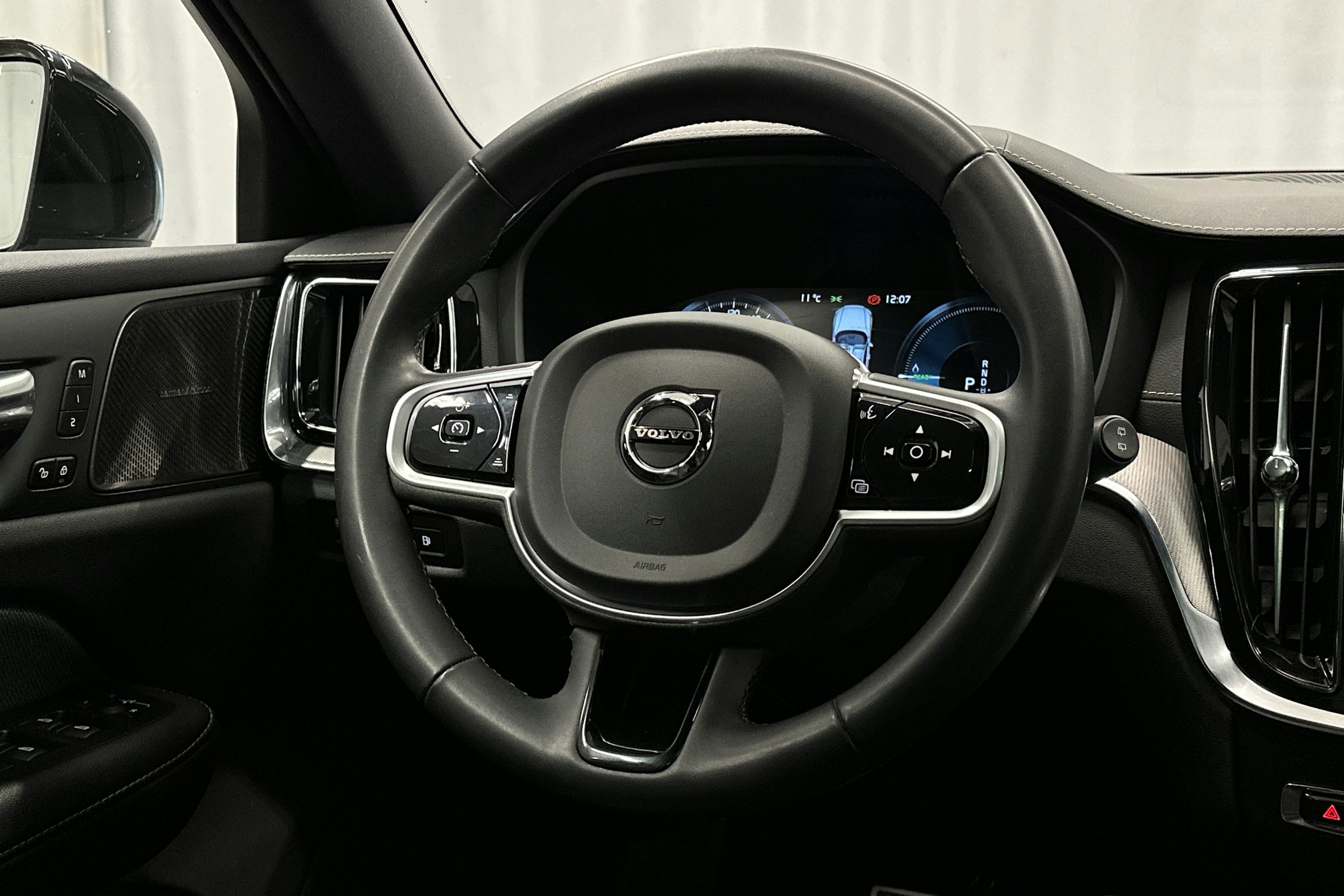 harmaa Volvo V60 2022 kuva 17.