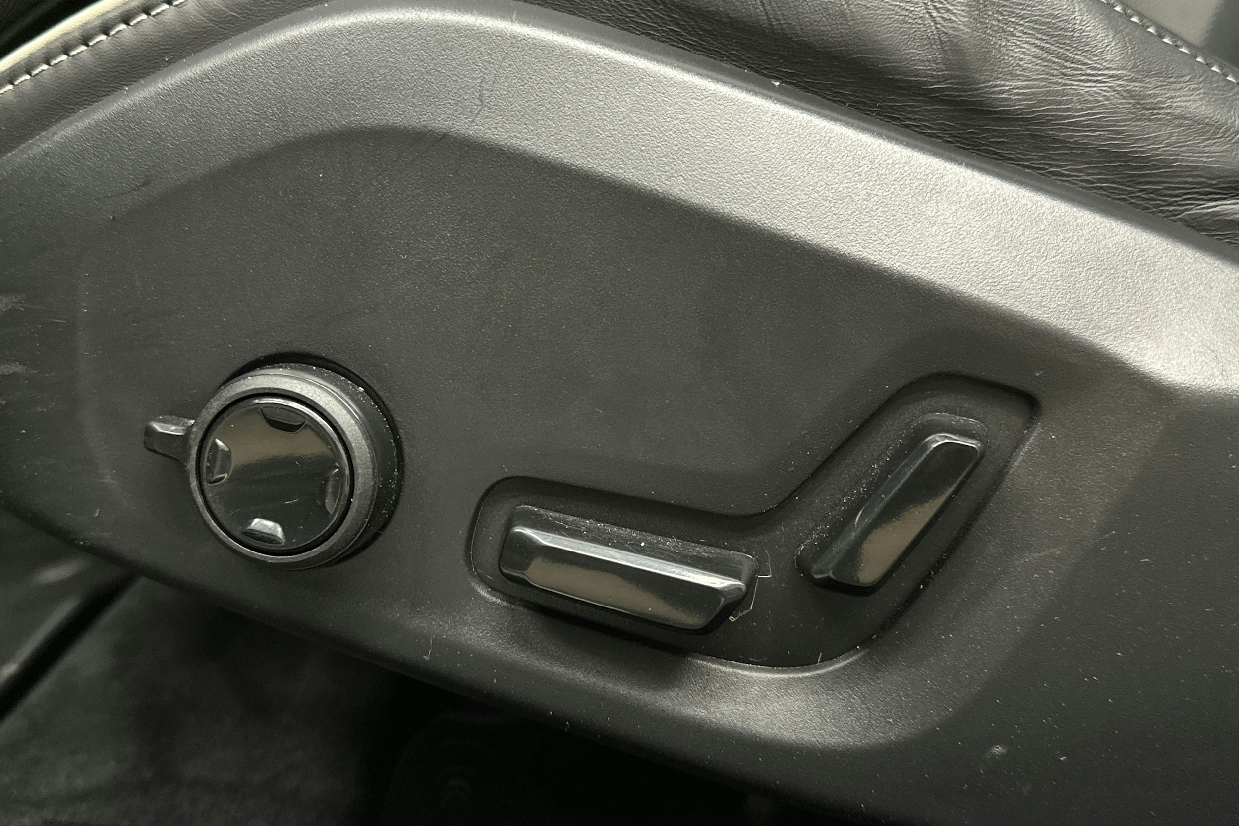 harmaa Volvo V60 2022 kuva 21.