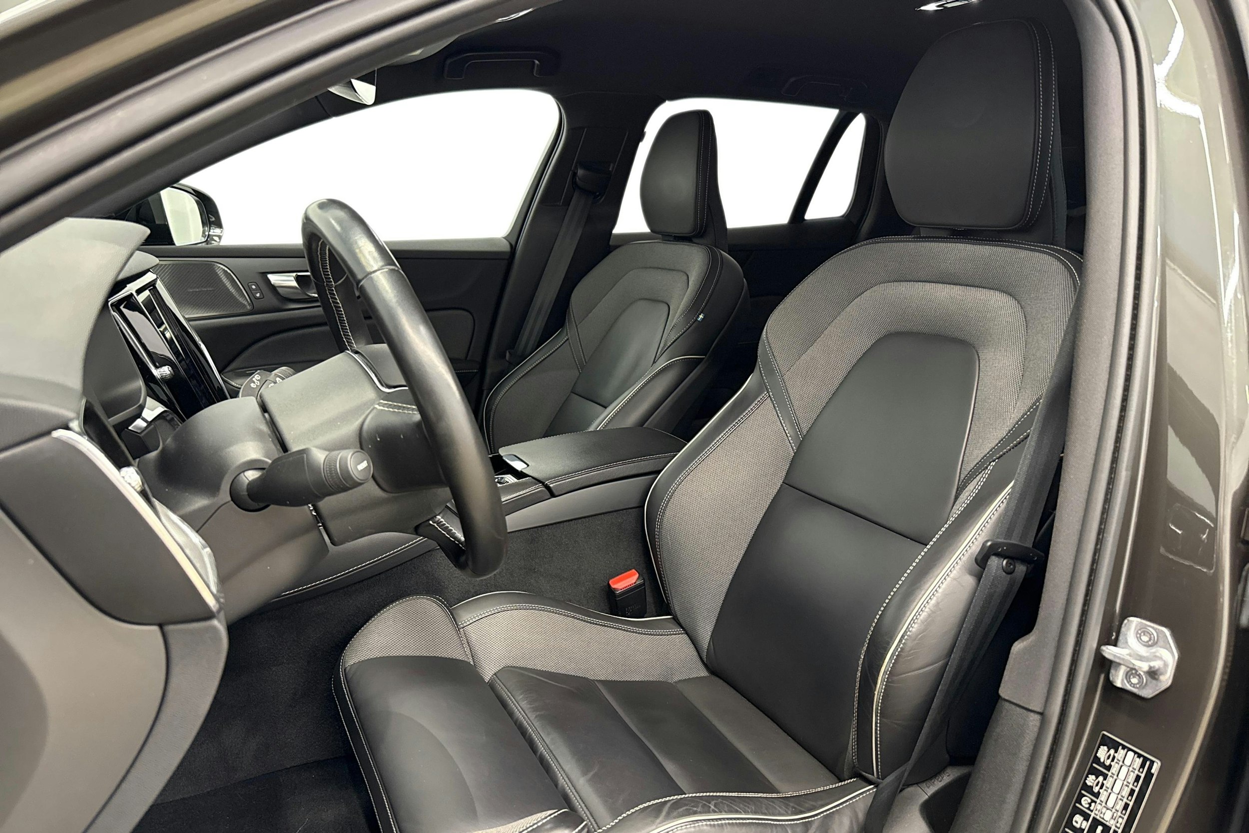 harmaa Volvo V60 2021 kuva 11.