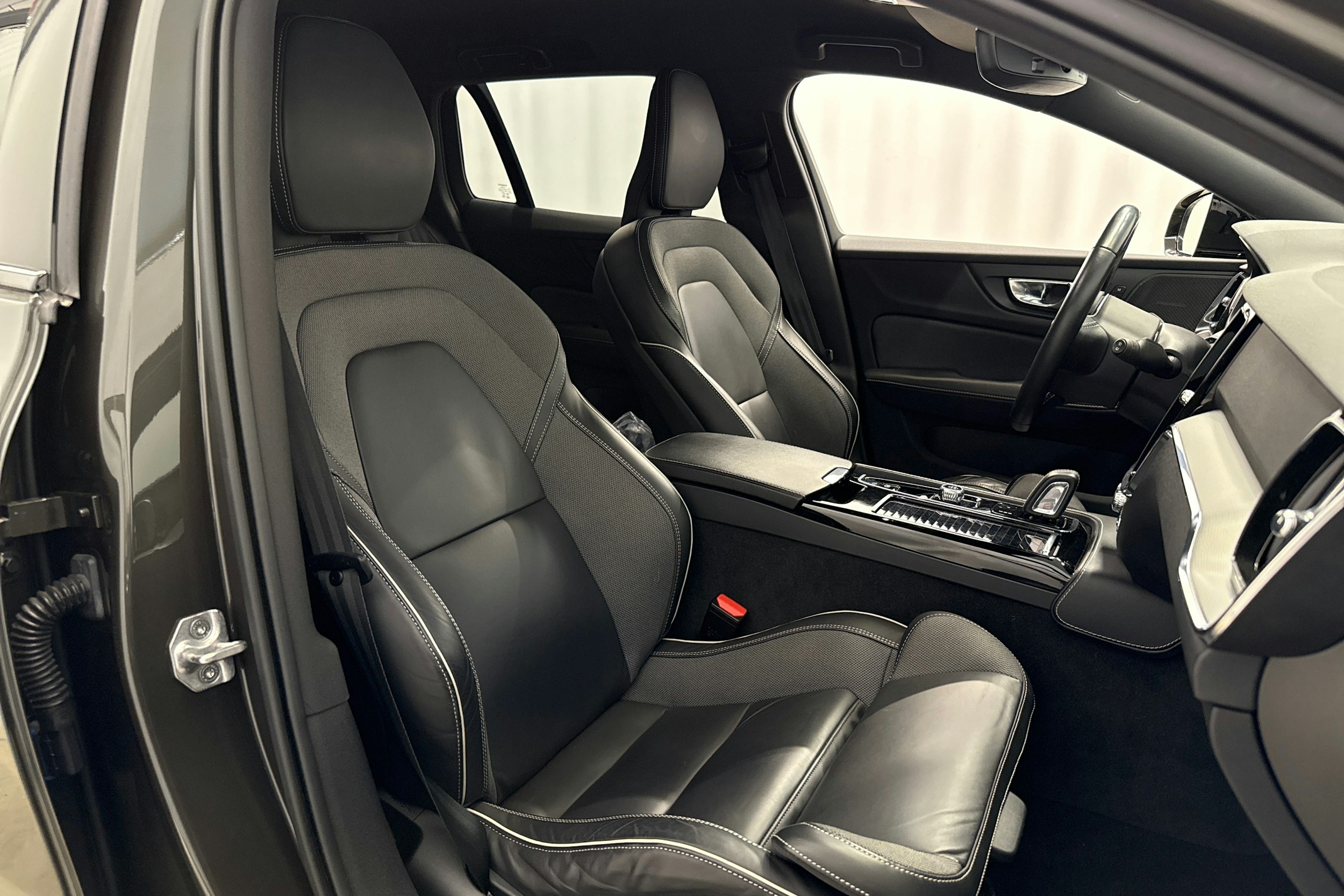 harmaa Volvo V60 2021 kuva 13.