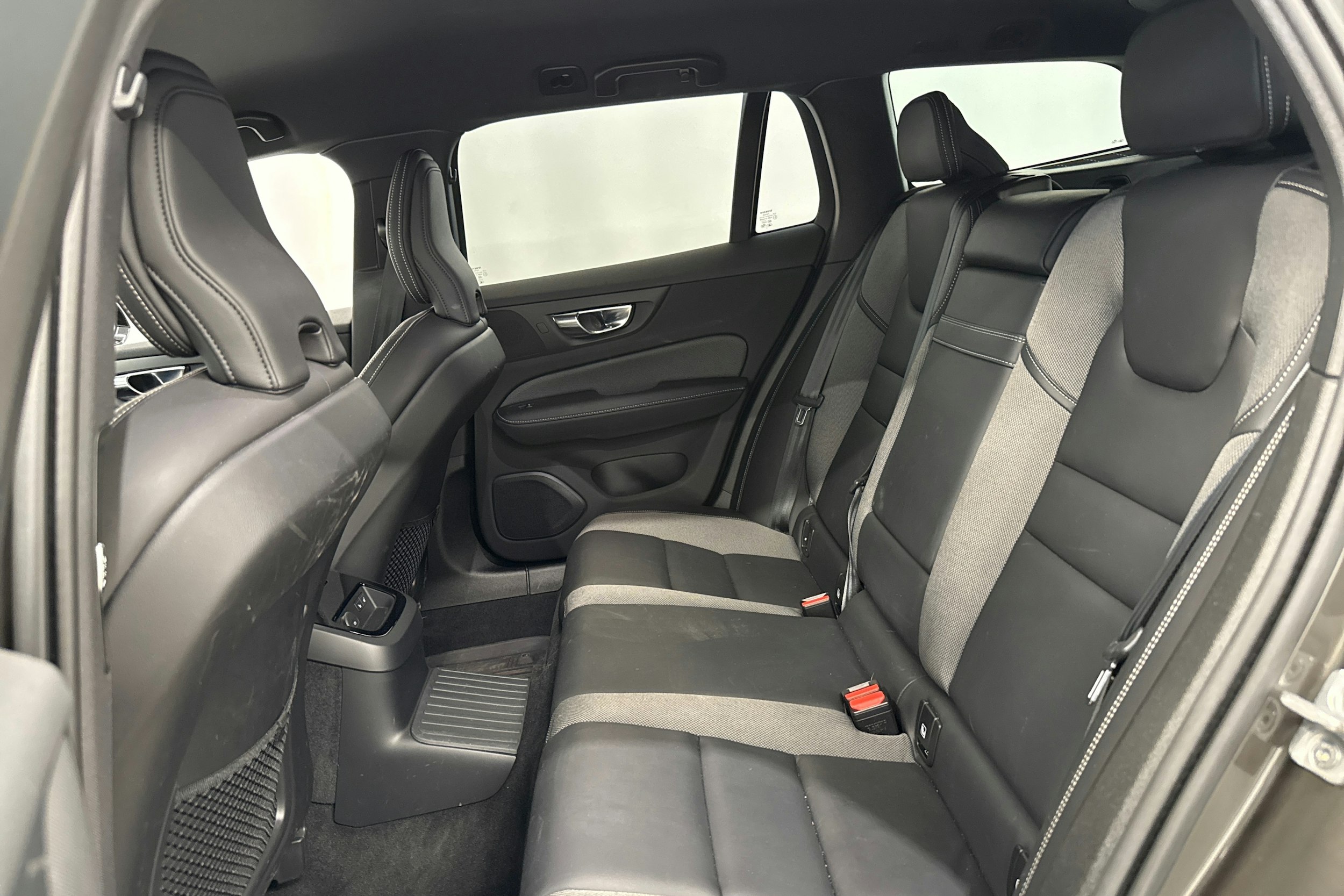 harmaa Volvo V60 2021 kuva 14.