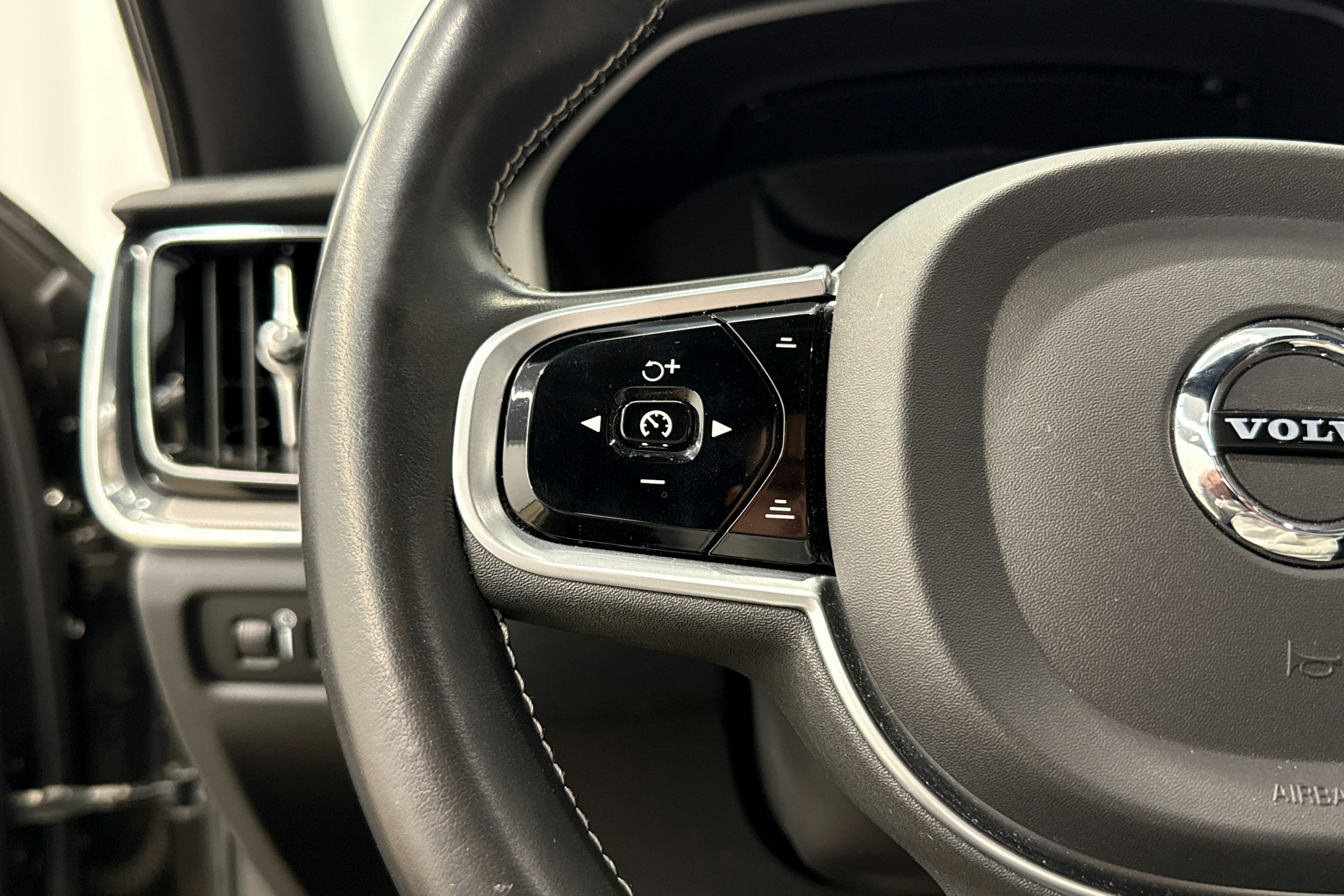 harmaa Volvo V60 2021 kuva 17.