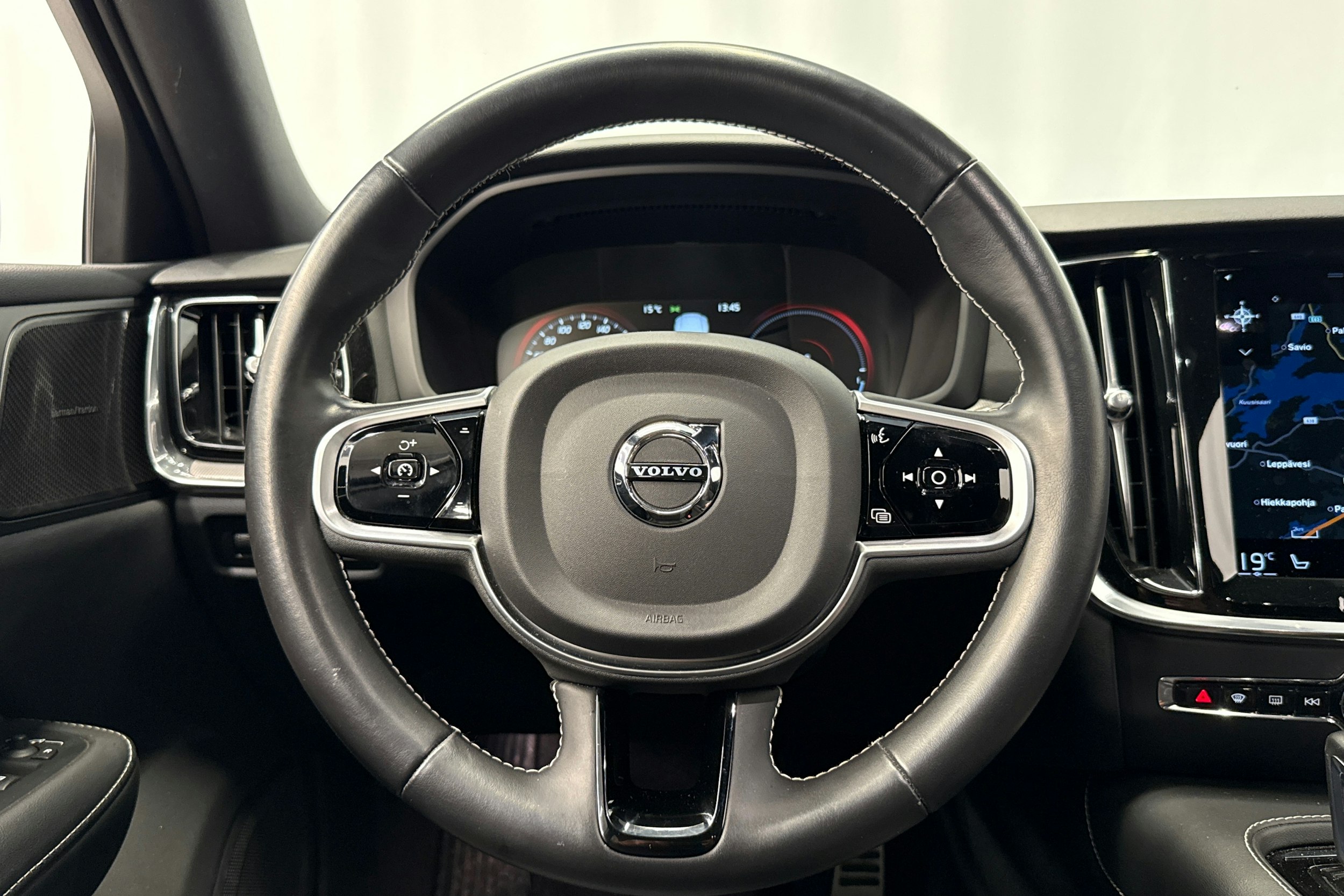 harmaa Volvo V60 2021 kuva 19.