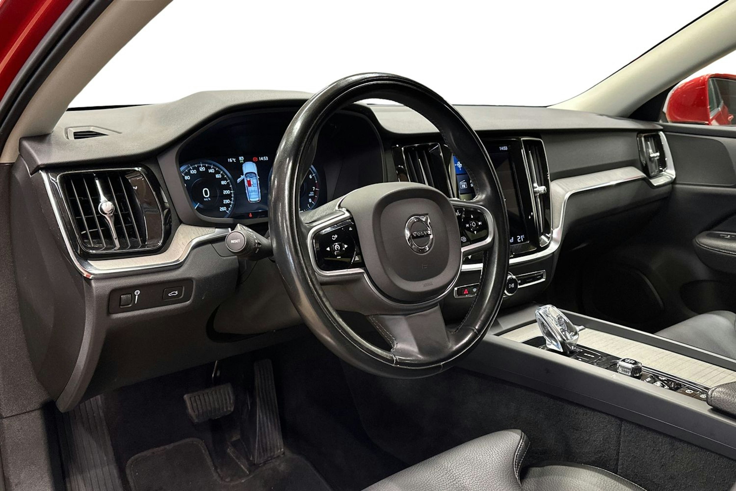 punainen Volvo V60 2021 kuva 7.
